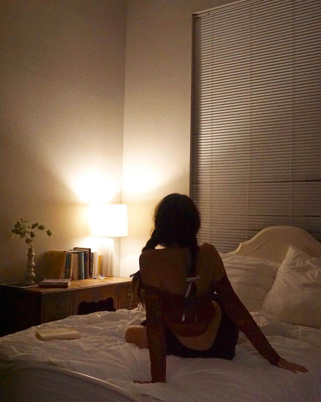 Acacia Brinleyさんのインスタグラム写真 - (Acacia BrinleyInstagram)「Note to self: remember to fix blinds after shooting them with a nerf gun 🔫」7月1日 1時13分 - acaciakersey