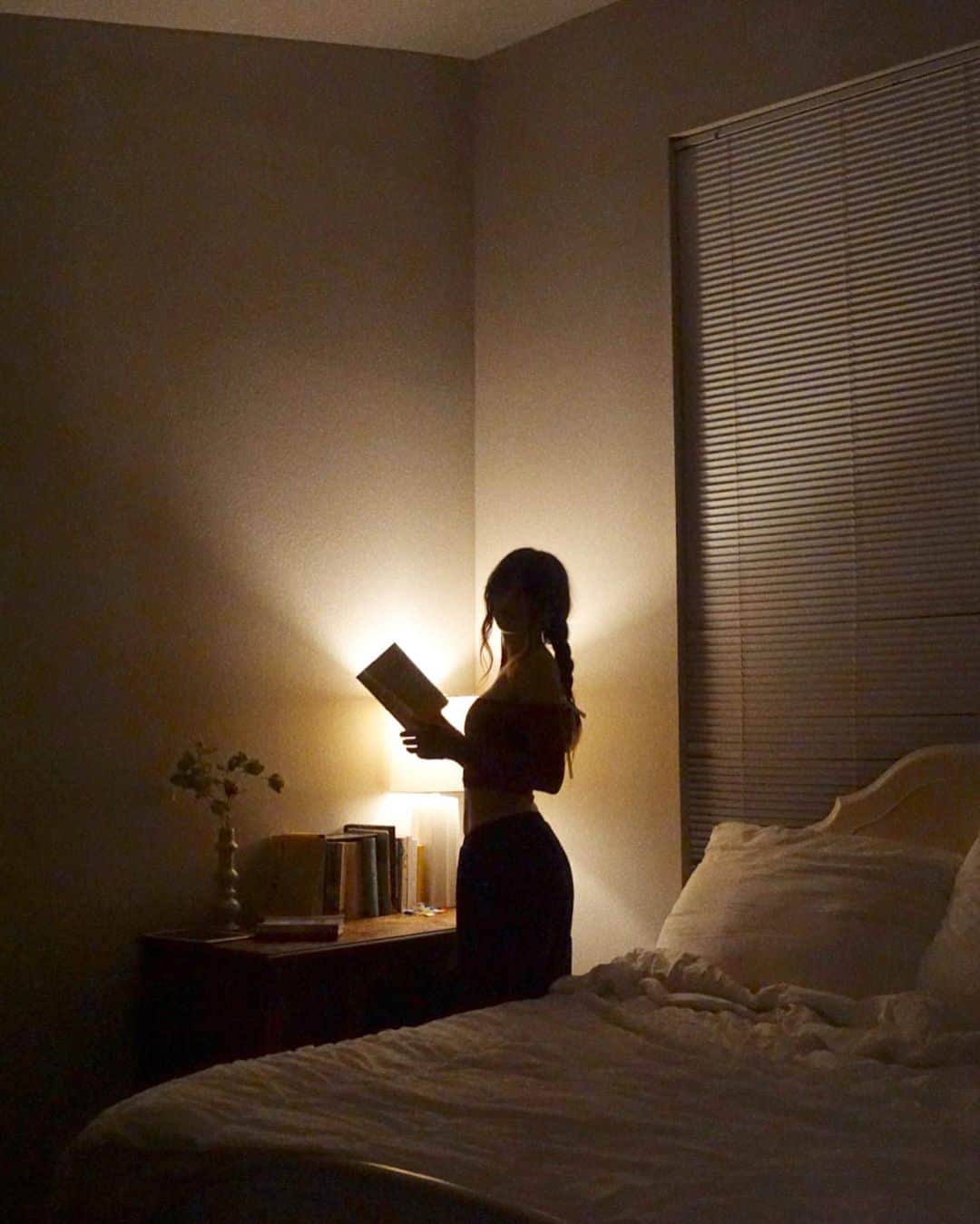Acacia Brinleyさんのインスタグラム写真 - (Acacia BrinleyInstagram)「Note to self: remember to fix blinds after shooting them with a nerf gun 🔫」7月1日 1時13分 - acaciakersey