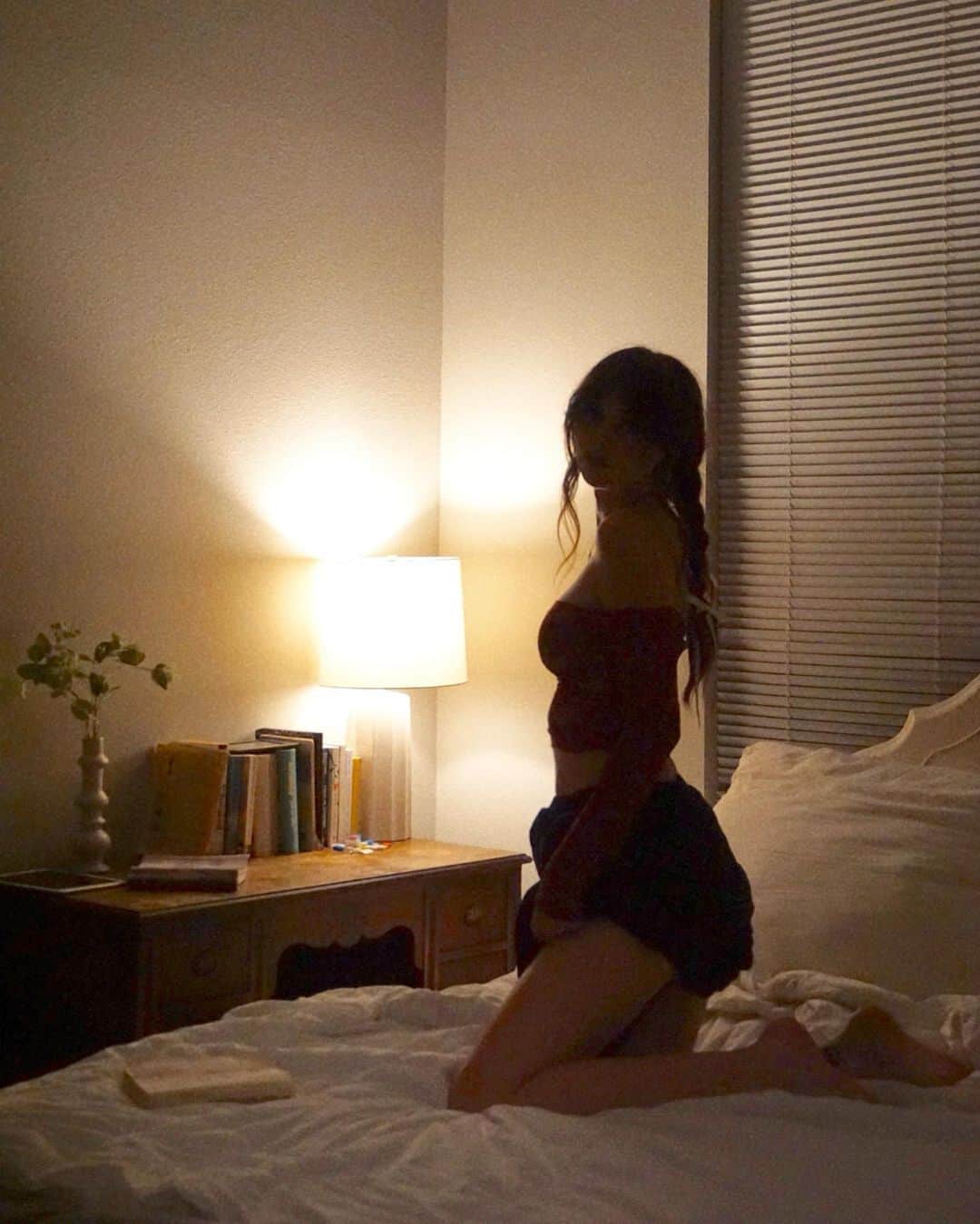 Acacia Brinleyさんのインスタグラム写真 - (Acacia BrinleyInstagram)「Note to self: remember to fix blinds after shooting them with a nerf gun 🔫」7月1日 1時13分 - acaciakersey