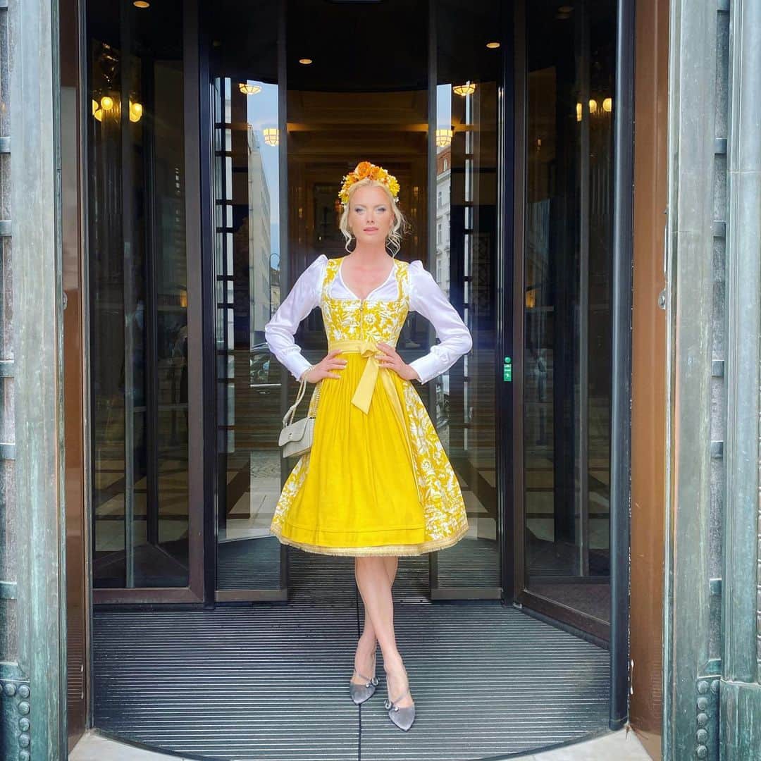 フランツィスカ・クヌッペのインスタグラム：「In Vienna to celebrate 70 years of @sportalm_kb ♥️💋✨💛  #sportalm #vienna #austria #dirndl #tradition #enjoylife #everysecond」