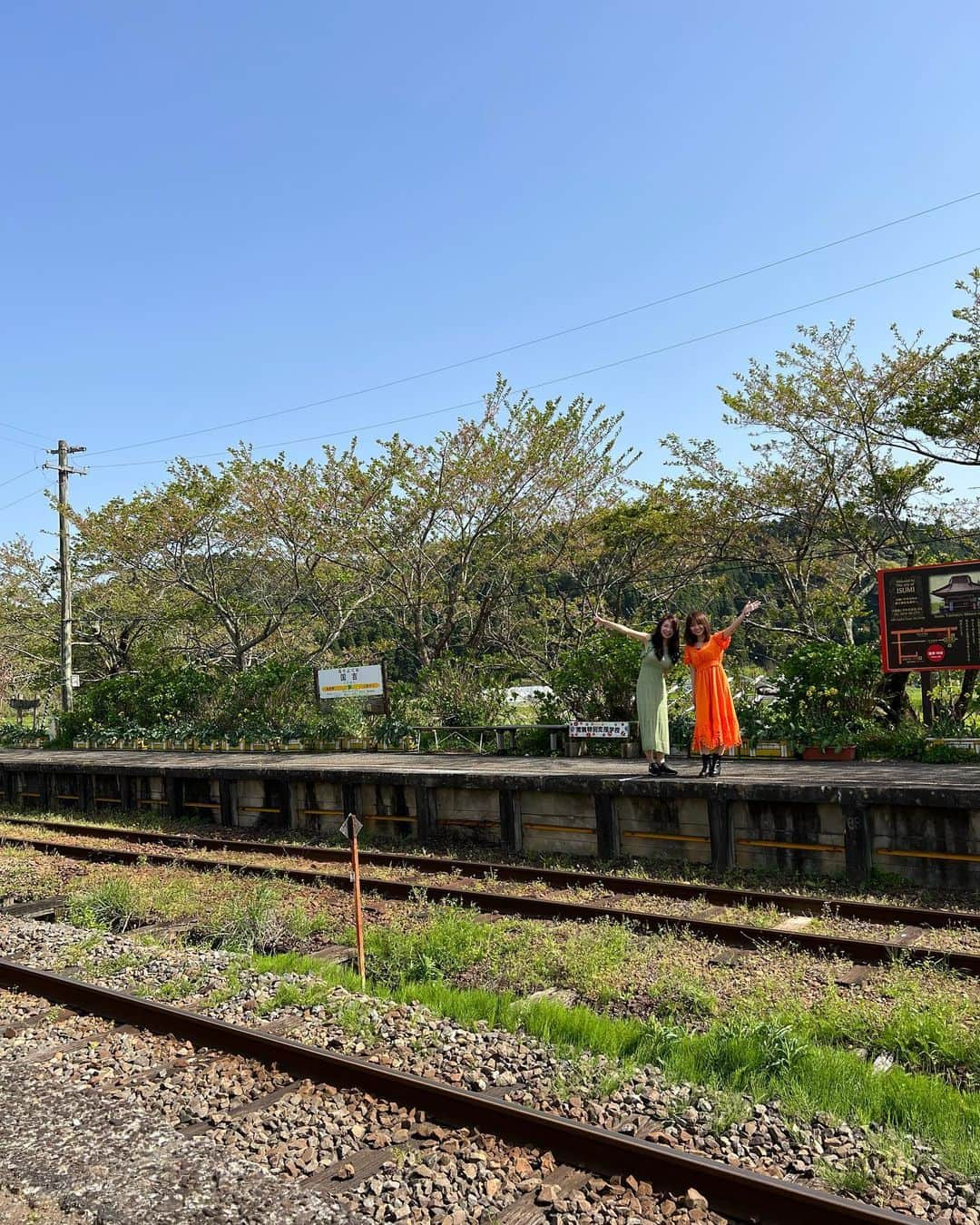 織田千穂さんのインスタグラム写真 - (織田千穂Instagram)「風そよぐ谷「国吉駅🚉」 ムーミン谷をイメージした駅になっているそう。 映画のワンシーンの様な雰囲気🌼 * 早速下車して 周辺散策してみよう！  続く…w  🚃いすみ鉄道旅　3/9🚃  #いすみ鉄道 #最近の鉄活 #鉄道 #駅舎 #鉄分補給 #鉄道好きな人と繋がりたい #電車 #instatrip #train #最近の鉄活 #途中下車 #列車旅 #菜の花 #房総」7月1日 1時07分 - chihoda