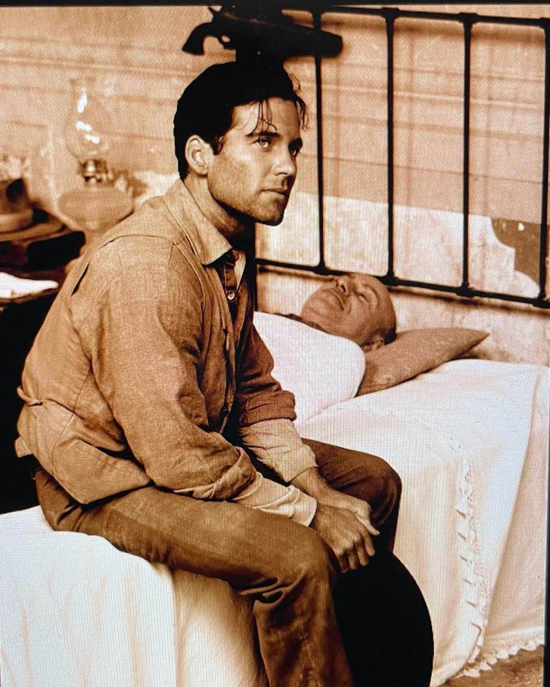 アイオン・ベイリーのインスタグラム：「I had the great fortune to get to know Alan Arkin while working together and being neighbors for a few beautiful months in Mexico. I liked him very much and I’m so glad I had some time with him along his incredible journey.  #alanarkin #andstarringpanchovillaashimself #hbooriginals #hbo」