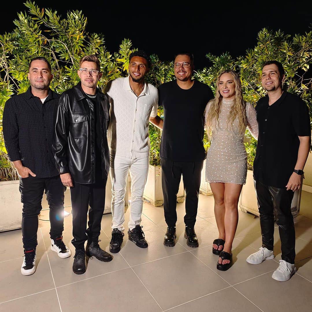 Sorriso Marotoのインスタグラム：「Ontem foi dia de celebrar o aniversário desse casal querido, @myckaelalobianco e @ederson99 ao som do nosso pagodinho diferente! 🎶  A gente ficou feliz demais de fazer parte dessa festa linda, pensa numa turma animada 🤩🙌🏽」