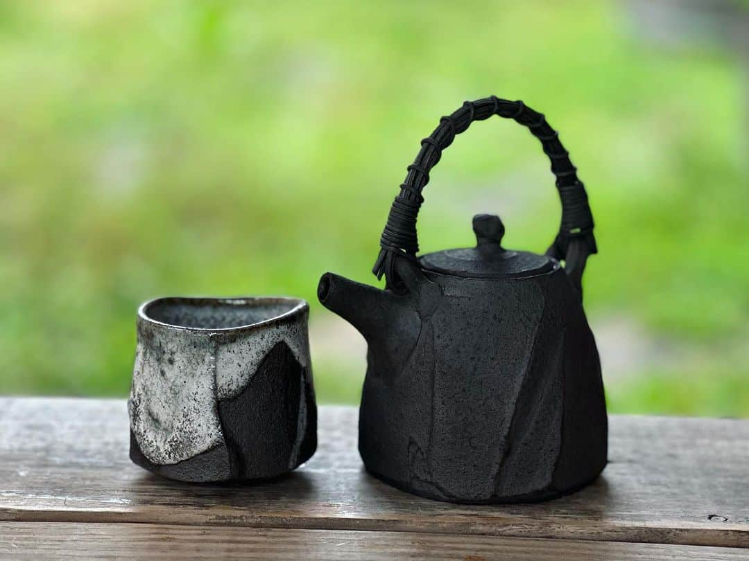 佐竹晃さんのインスタグラム写真 - (佐竹晃Instagram)「Tea set - yunomi with nuka glaze, tanka tea pot with reed handle. 湯呑み　糠釉，炭化急須 . www.akirasatake.com  #teapot #急須 #yunomi  #湯呑み #湯呑  #akirasatake #akirasatakeceramics #clay #rada  #asheville  #tea #gallerymugen  #茶 #陶芸 #陶芸家  #佐竹晃 #ceramics #pottery #japanese #japanesepottery」7月1日 1時21分 - akirasatake