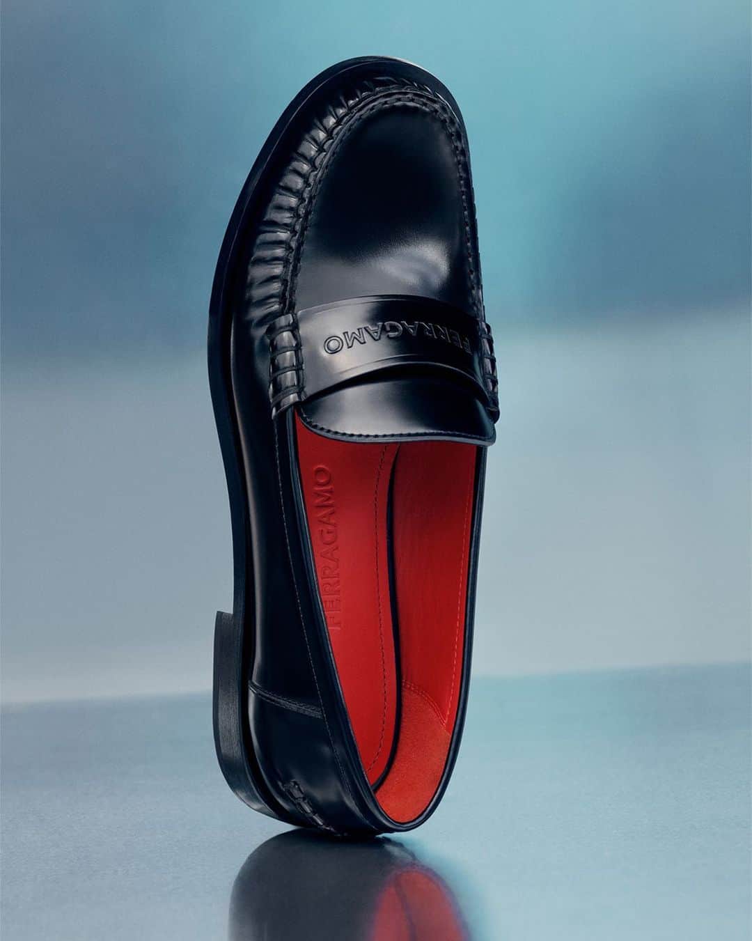 サルヴァトーレ・フェラガモのインスタグラム：「SIGNATURE RED. #FERRAGAMOPF23」