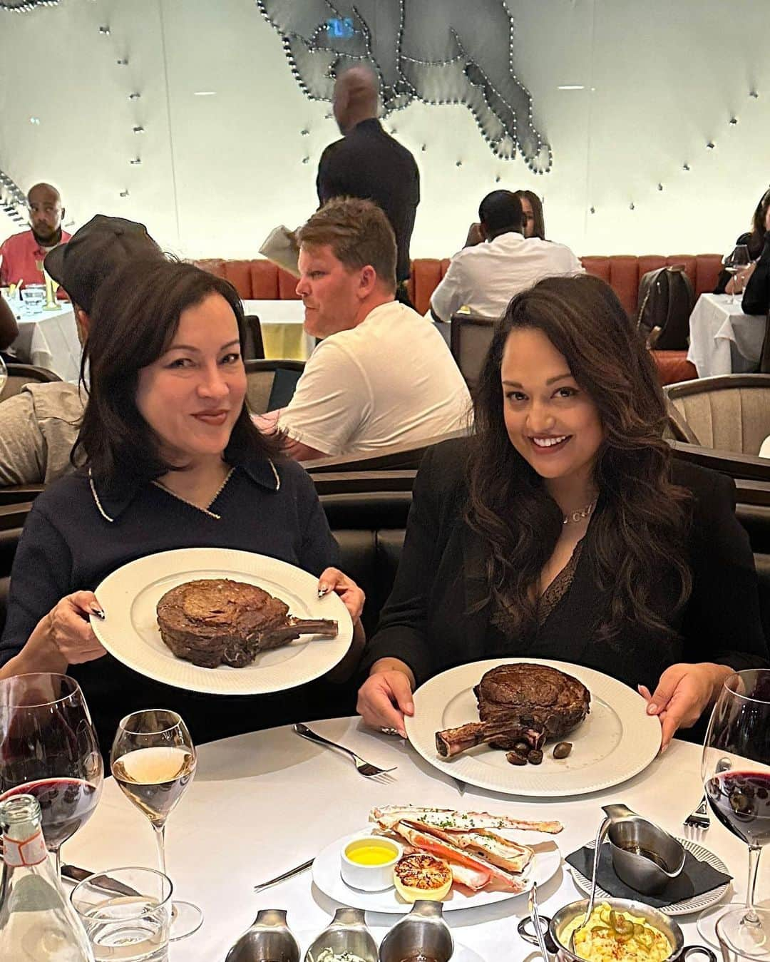 ジェニファー・ティリーさんのインスタグラム写真 - (ジェニファー・ティリーInstagram)「Meating up with @amandanicoledesouza at this awesome new restaurant @bandbsteak 🥩🥩🍷🍷」7月1日 1時23分 - jennifertilly