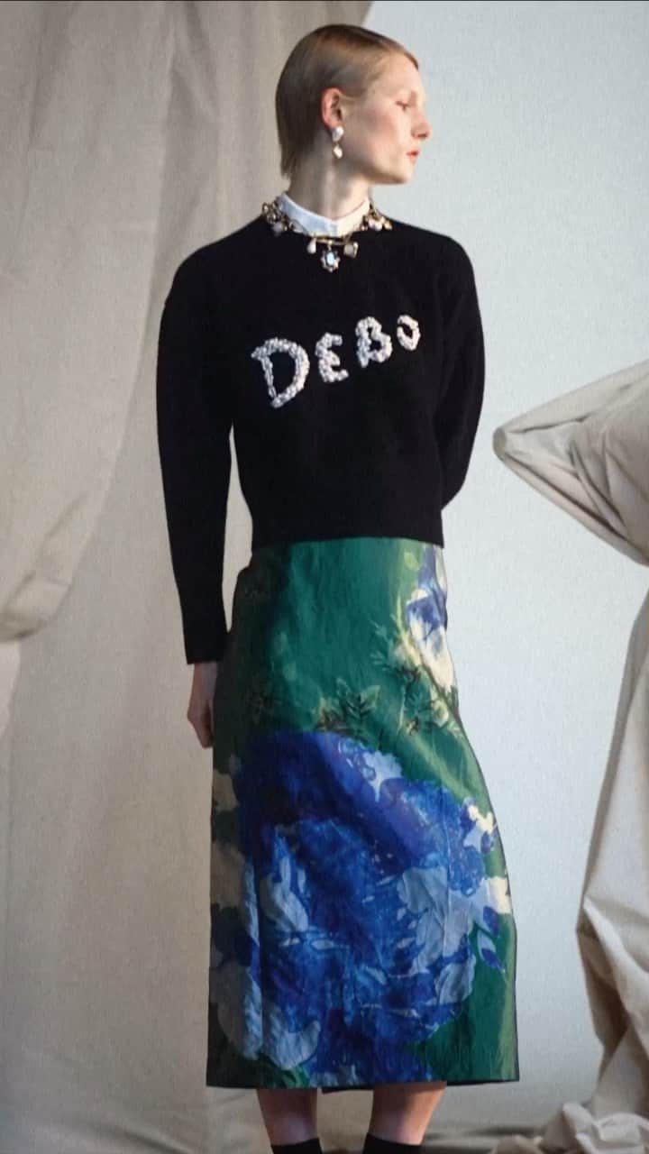 アーデムさんのインスタグラム動画 - (アーデムInstagram)「ERDEM Pre Spring 2024, Look 2. Navy ...