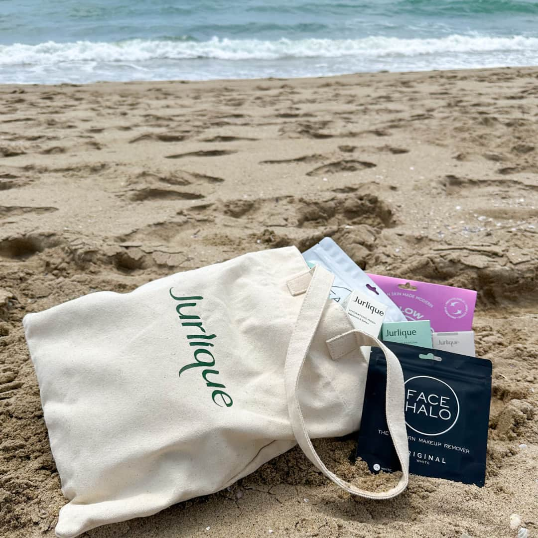 ジュリークさんのインスタグラム写真 - (ジュリークInstagram)「we're so excited to announce our partnership with @facehalo to bring you all the summer essentials 🤍🌊🐚 be sure to stay tuned for our giveaway post later this week!   . . . #jurliqueusa #facehalo #summeressentials #beautybrands #beautypartnership #summerskincare #summerskin #skincareessentials #summertime #glowingskin」7月1日 1時30分 - jurliqueusa