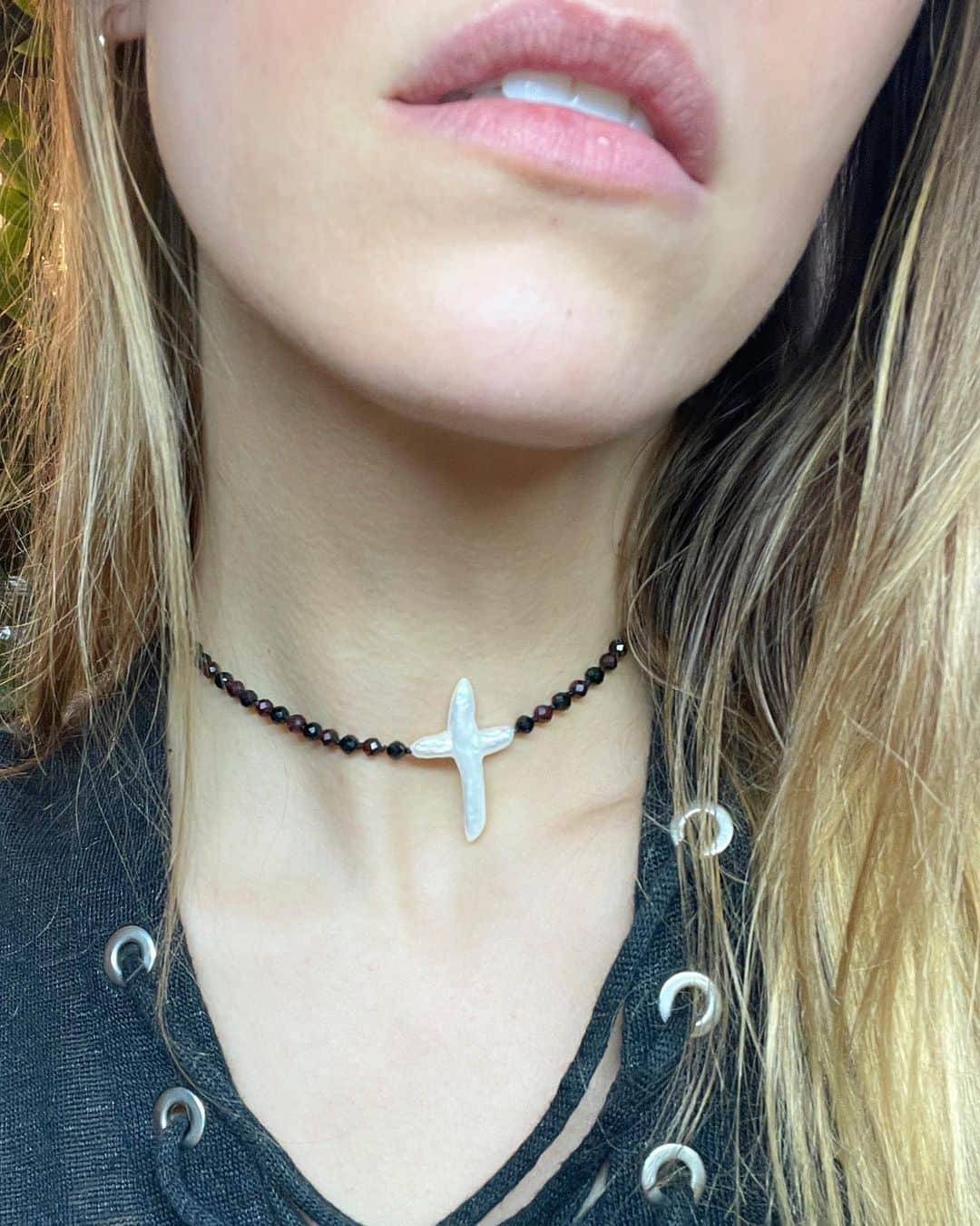 サマンサ・グラドヴィルさんのインスタグラム写真 - (サマンサ・グラドヴィルInstagram)「Introducing the ♥️CHAPLET CHOKER♥️ handmade by me using Garnet and Spinel gemstones with a uniquely special freshwater cross pearl in the center — now available on the @samvarajewelry website! ✨ Metaphysically Red Garnet encourages its wearer to both receive and radiate Love, while Black Spinel stimulates the root chakra and gives the body a sense of balanced grounding #healingcrystaljewelry 🙏 #samvarajewelry #samvarastudio #redgarnet #blackspinel」7月1日 1時33分 - samgradoville