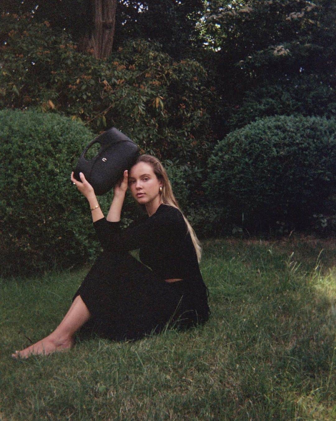のインスタグラム：「anzeige | garden stories featuring @aignermunich and the new #AIGNER Barbara bag 🍃」