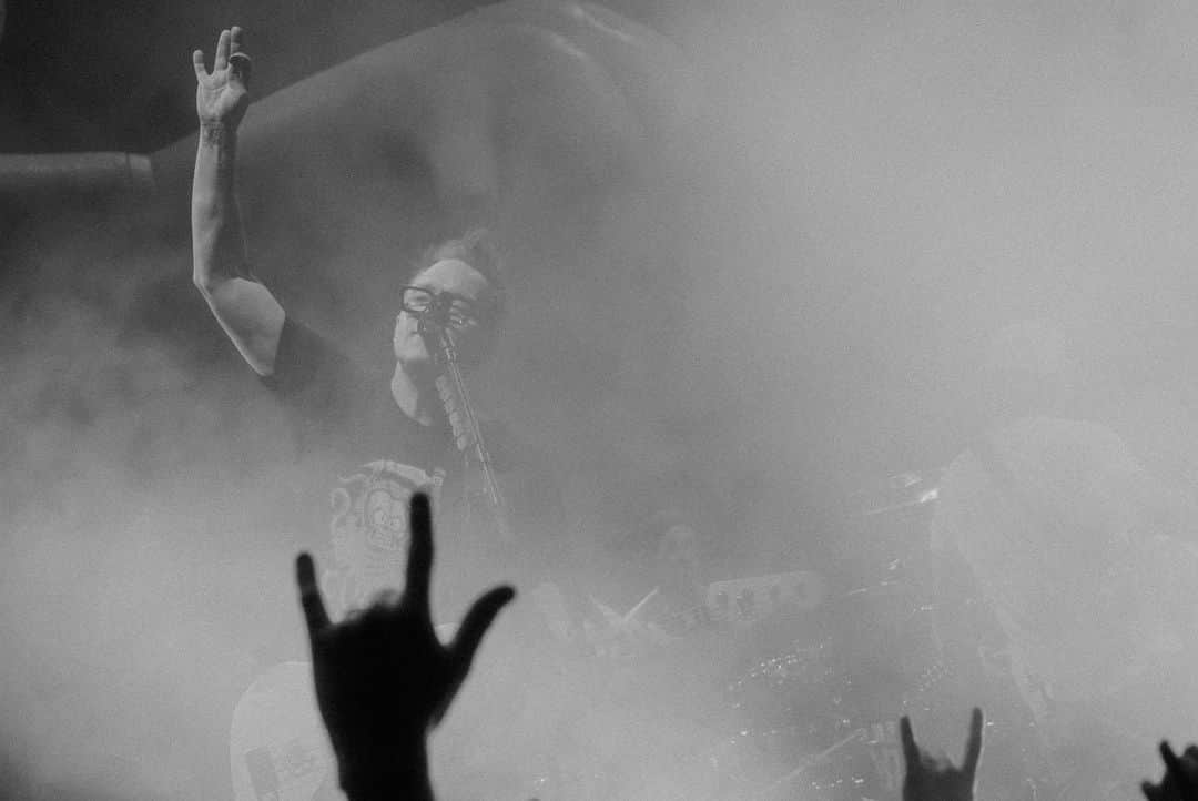 マーク・ホッパスさんのインスタグラム写真 - (マーク・ホッパスInstagram)「Edmonton!! 🙏🏻🤘🏻♥️ 📸 @fog.again @clemente_310」7月1日 1時43分 - markhoppus