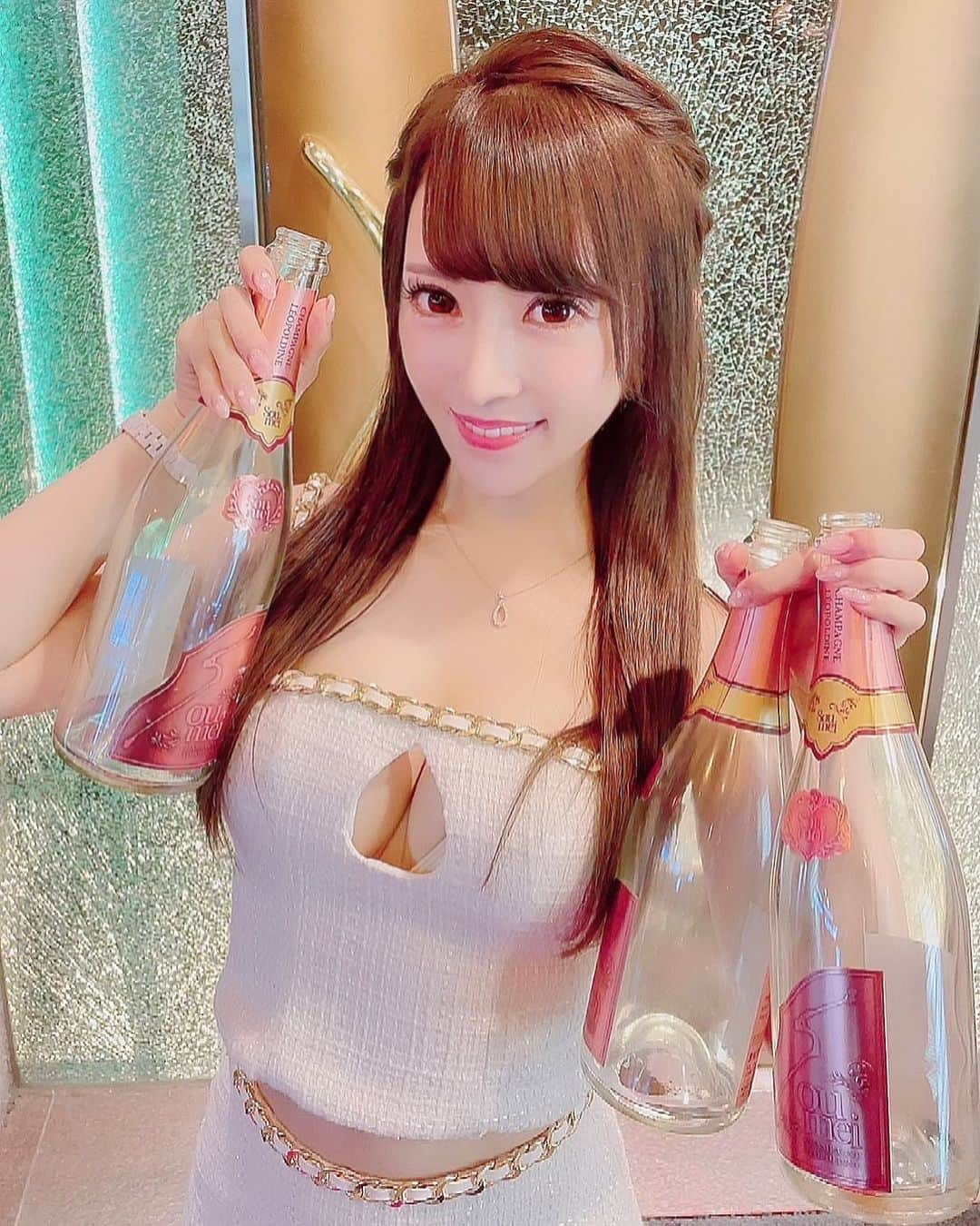 みくるんさんのインスタグラム写真 - (みくるんInstagram)「大好きなピンクシャンパンと 新しいドレスと新しい髪色のコラボ🩷  ソウメイロゼいっぱいありがとうの日🤍  #名古屋#錦#アールズカフェ#名古屋キャバクラ#錦キャバ嬢#japan#japanesegirl#l4l#キャバ嬢#コンカフェ嬢#シャンパン#ソウメイ#ソウメイロゼ」7月1日 1時47分 - milkurumin123