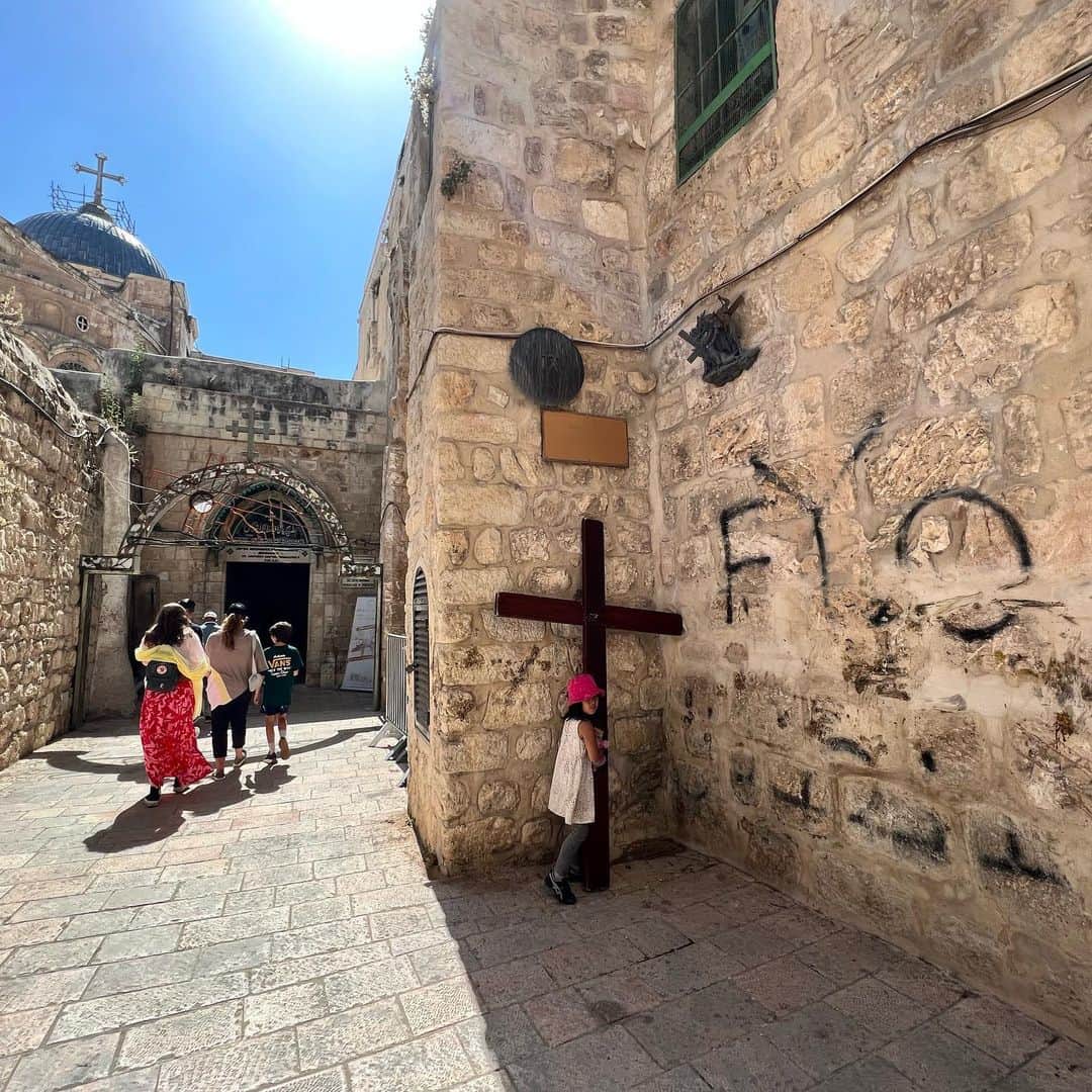 榎戸教子さんのインスタグラム写真 - (榎戸教子Instagram)「【イスラエル・エルサレム】 エルサレムはキリスト教、ユダヤ教、イスラム教の聖地。 キリストが十字架を背負い歩いた道、 嘆きの壁、岩のドームを訪ねてきました。  音声メディアVoicyでは、 「キリスト最期の道」を歩いたことについて お話ししました。 ヴィア・ドロローサは1kmほどの道なので、 じっくり見ても半日あれば十分なのですが、 娘は予期せず途中で寝てしまったため またじっくりと感じたいため 3日に分けて歩きました。  エルサレムの宿でお会いした方に、 日本のお菓子をいただきました。  写真と合わせてお聴きください。  『#69 キリスト最期の道、ヴィア・ドロローサを歩く』 https://voicy.jp/channel/3482/548308」7月1日 1時50分 - noriko_enokido