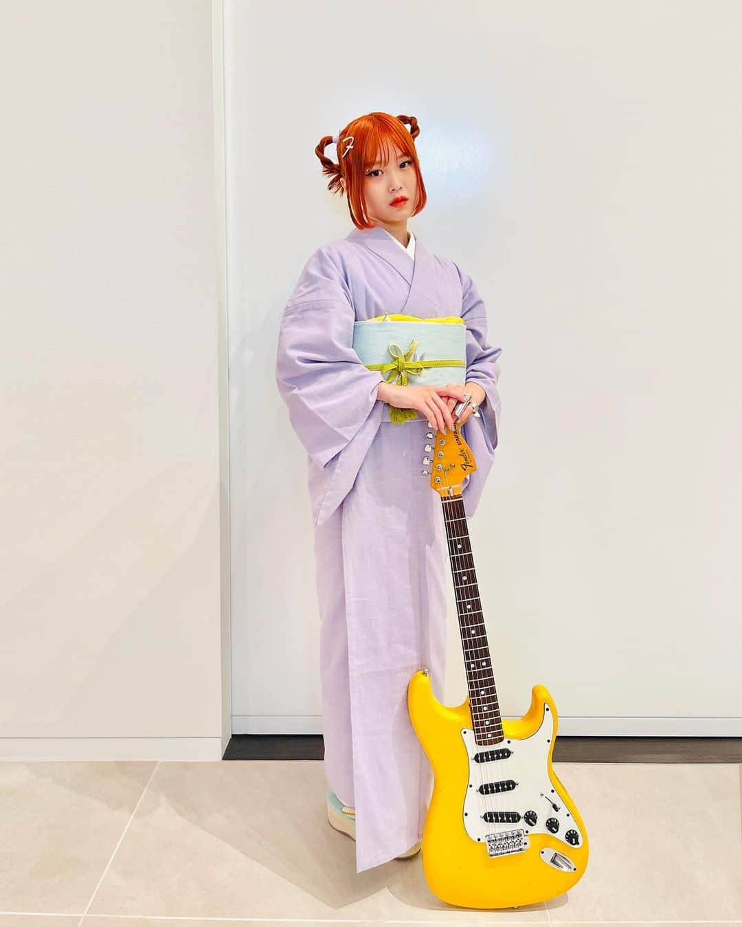 Reiさんのインスタグラム写真 - (ReiInstagram)「💐in eng/jp  Fender 初の旗艦店 Fender Flagship Tokyoのオープニングセレモニーに出席しました🍋  初の旗艦店が東京ということで、お着物で。  やまとさんの藤色の夏着物と、レモン柄の帯を。髪飾りと帯留めのＦロゴはオーダーメイド。先日あげたネックレスのＦはスパゲッティ、今回の帯どめはトランジションにしてもらいました。  目元はピック型の三角のビジュー。髪型は天女ヘアにしてもらいました🍋おめでとうございます。  I was invited to the Fender Flagship Store opening ceremony in Harajuku. Here is my outfit of the day. The first flagship store in 77yrs of history being in Tokyo, I thought it was appropriate for me to wear a Kimono! My hairpiece and Obi-dome (the accessory on my waist) was made exclusively for this day! Congratulations to Fender!」7月1日 12時52分 - guita_rei