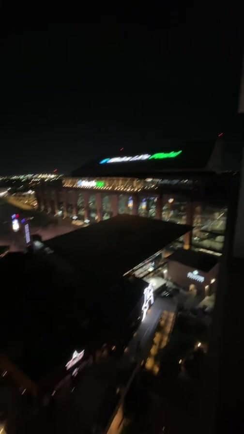 sevimli_hayvanlar34のインスタグラム：「@rangers lost but ready for a win tomorrow Live By Loews - Arlington, TX @livebyloews_arlington @troyaikman @drinkeightbeer」