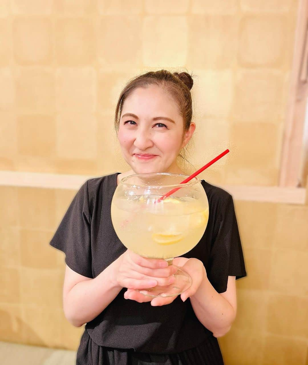 大越かず江のインスタグラム：「✨SMILE◡̈✨  “大吉”出たのでこのサイズ🍹𓈒𓂂𓏸 やったぁ⸜(* ॑ ॑* )⸝💛  黄色のジュース🍋 えっ⁉️ ジュースなんかぁーーい🤣🤣🤣(笑)  同期との飲み会🍻 めっちゃ楽しかった♥️  みんな大好き過ぎて このまま時が止まればいいのに( ´･ω･`)💕  幸せです(*˘︶˘*).｡.:*♡  ✨✨✨✨✨✨✨✨✨✨✨✨✨✨✨✨  ✨SMILE◡̈✨  "Daikichi" came out, so this size🍹𓈒𓂂𓏸 I did it⸜(* ॑ ॑* )⸝💛  yellow juice 🍋 Eh⁉️ Is it juice 🤣🤣🤣 (laughs)  Drinking party with classmates🍻 It was so much fun ♥️  I love you all so much, I wish time could stop like this (´･ω･`)💕  I'm happy (*˘︶˘*).｡.:*♡  ✨✨✨✨✨✨✨✨✨✨✨✨✨✨✨✨   #同期  #飲み会  #大吉  #幸せすぎる  #big  #smile  #幸せな時間 #美  #生きる意味 #sexy #セクシー系 #写真好きな人と繋がりたい #女優好きな人と繋がりたい #美意識人と繋がりたい #幸福 #happy #東京 #tokyo #日本 #japan  #美魔女モデル #actress  #資格マニア  #スマイル #笑顔 #followforfollowback #ポートレート女子 #loveyou #仲間募集  #空が好きな人と繋がりたい」