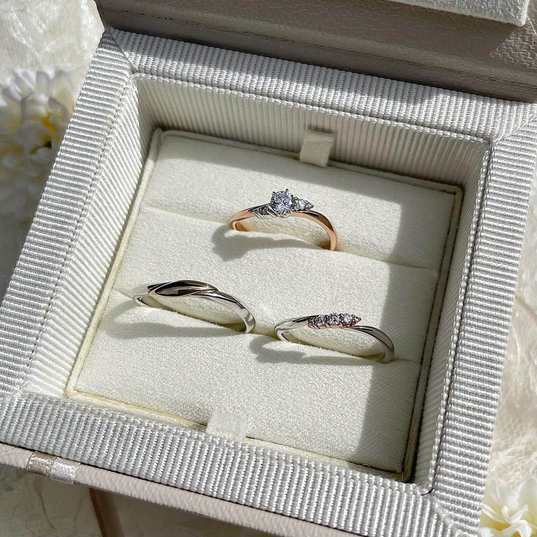 JKプラネット銀座.表参道.福岡|結婚指輪セレクトショップのインスタグラム：「💍✨【 AMOUR AMULET- アムールアミュレット - 】  ▶︎ デザイン : 【IRIS-アイリス-】  斜めに流れるダイヤモンドが キラキラ輝く素敵なリングです🌻 指に添うデザインなので手を綺麗に魅せてくれます✨  《AMOUR AMULET》 フランス語で「愛のお守り」を意味する 「アムール アミュレット」 むかしから 大切に受け継がれてきた 幸せのための祈りを薬指に込めて🕊️✨  ___________________________________ リングの詳細は、プロフィール欄のリンクから " JKPLANET公式サイト "へアクセス☝🏻  来店予約は、ハイライトからどうぞ💁🏻‍♀️ @jkplanet.jewelry  ___________________________________  ＊【 JKPLANET 】SHOP LIST 銀座本店・銀座2丁目店・表参道店・横浜元町店 大宮店・名古屋栄店・福岡天神店・熊本上通店 宮崎橘通り店・鹿児島天文館店  ＊【アムールアミュレット】取り扱い店 銀座本店・銀座2丁目店・表参道店 横浜元町店・大宮店・名古屋栄店・福岡天神店 宮崎橘通り店・鹿児島天文館店 ┈┈┈┈┈┈┈┈┈┈┈┈┈┈┈┈┈   #JKPlanet #JKプラネット #AMOURAMULET  #アムールアミュレット  #結婚指輪 #婚約指輪 #マリッジリング　 #エンゲージリング #ブライダルリング　 #プラチナリング #ゴールドリング　 #コンビネーションリング #指輪ショット #指輪探し #結婚準備  #wedding #フォトウェディング #プレ花嫁  #結婚しました #jewelry #engagementring  #花嫁準備 #サプライズ #プロポーズ  #カップル #入籍 #婚約 #挙式 #卒花嫁 #卒花」