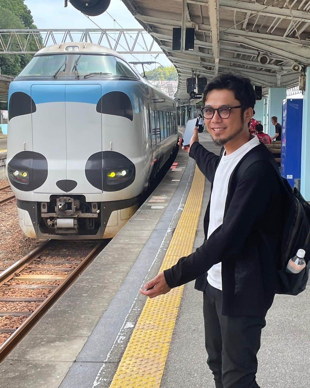 光永亮太さんのインスタグラム写真 - (光永亮太Instagram)「FM COCOLO「MOVE ON SATURDAY」内のコーナー 「赤い風船　TRAVEL UPDATE」  今日は先日取材で訪れた和歌山・白浜のオススメスポットその1と題して番組でご紹介しました！   ここ大阪から白浜へは特急くろしおで2時間20分。まずこのくろしお号が可愛い！列車全体にパンダのラッピングが施されていて、これを見るだけでテンションが上がります！   白浜はとてもコンパクトな街。レンタカーを借りて移動すると名所の数々を短時間で楽しむことができます。   先ずは白浜の北西部から攻めていきましょう！白浜海底観光船「グラスボート」へ！白浜は和歌山県でも南岸に位置し、温泉と石英砂（せきえいさ）のビーチで知られています。その白浜の海底に住む魚たちを見ることができるのがこのグラスボート。船の底がガラスになっているので、まるでシュノーケリングをしているかのように手軽に白浜の海の世界を覗くことができます。25分かけて白浜を周遊してくれるのですが、沖に浮かぶ白浜のシンボル、円月島を間近で見ることもできます。   円月島とは南北130m、東西35m、高さ25mの小島。島の中央に約9mの円月形の海蝕洞がぽっかり開いていることから「円月島」と呼ばれていて、円月島に沈む夕陽は「和歌山県の夕日100選」に選ばれています。夕陽を狙うならば夏は6時30分頃、冬は4時30分頃です。この円月等がなんとも言えないような不思議な美しさと存在感を放っていました！魚たちを見るだけでも楽しいですが、この円月島を間近でみられるのはこのグラスボートだけ。 料金は大人1人¥1,600。入り口にはお店の看板猫がお出迎えしてくれます！   そして南に5分。白良浜へ！ここは言わずと知れた海水浴場として有名ですよね！白浜の名前の由来ともなった約620mのビーチ。弓のような湾、真っ白な砂、凛と佇むヤシの木、そしてコバルトブルーの海。そよぐ潮風も気持ちがよくて、まるでワイキキビーチのようでした！年間600万人が訪れる名所は外せません！   さらに南へ5分。三段壁洞窟へ！ 平安時代、源平合戦で知られる熊野水軍が船を隠したという伝説が残る洞窟。打ち寄せては返す臨場感溢れる波と、ど迫力の断崖絶壁を間近で見られる白浜が誇るパワースポット。 まずチケットを買ってエレベーターで地下36mの世界へ。先ずは水が滴る洞窟内から冒険気分で探索。 ちょっとした鍾乳洞に入り込んだような気分になるから不思議。 そして順路をどんどんと進んでいくのですが、波が激しく打ち寄せる洞窟内は荘厳の一言。 鯨のように潮を吹く潮吹き岩も見所の一つ。そして洞窟内から見上げる絶壁がとにかくド迫力で神秘的。   エレベーターで上に戻って、展望台から見下ろす景色もまた壮大のひとこと。 自然が織りなす美しさをこれでもかと肌で感じることができる三段壁洞窟も必ず訪れてくださいね！   次は三段壁のすぐ隣にある千畳敷へ。太平洋の青い海を背景に広がる大きな白い岩盤、長い年月をかけて打ち寄せる荒波に浸食され岩だたみのような景観がなんとも神秘的な場所。日本版「グランドキャニオン」とあえて形容します！まるで映画「猿の惑星」の飛び込んでしまったかのような錯覚に陥るような異空間。 「これって本当に日本？」と思わず疑ってしまいたくなるような光景が広がっていて、まさに「旅をしている」ことを実感させてくれる場所の一つでした。こちらの千畳敷、なんと突端まで岩を登って歩いていくことができるのも嬉しい！遮るものがない高台には太平洋から心地よい風が吹いて、ずっといたくなるような場所でした。この突端でスタッフとしばらく座りながら海を眺めていたら心身ともにリフレッシュ。 まさに絶景を絵に描いたような場所、千畳敷。白浜に行ったらこちらも必ず訪れてくださいね！   赤い風船 TRAVEL UPDATE。 来週は光永が取材してきた和歌山・白浜の「ススメスポットその2」と題してお届けします！   宿泊させていただいた全力でお勧めできるリゾートホテル、 そして白浜といえばここ！「アドベンチャーワールド」の魅力にも迫っていきます。どうぞお楽しみに！！  @west_akafu   #にこTA #和歌山 #白浜 #グラスボート #千畳敷 #三段壁洞窟 #特急くろしお #赤い風船 #和歌山観光 #白良浜 #円月島」7月1日 11時34分 - mitsunagaryota
