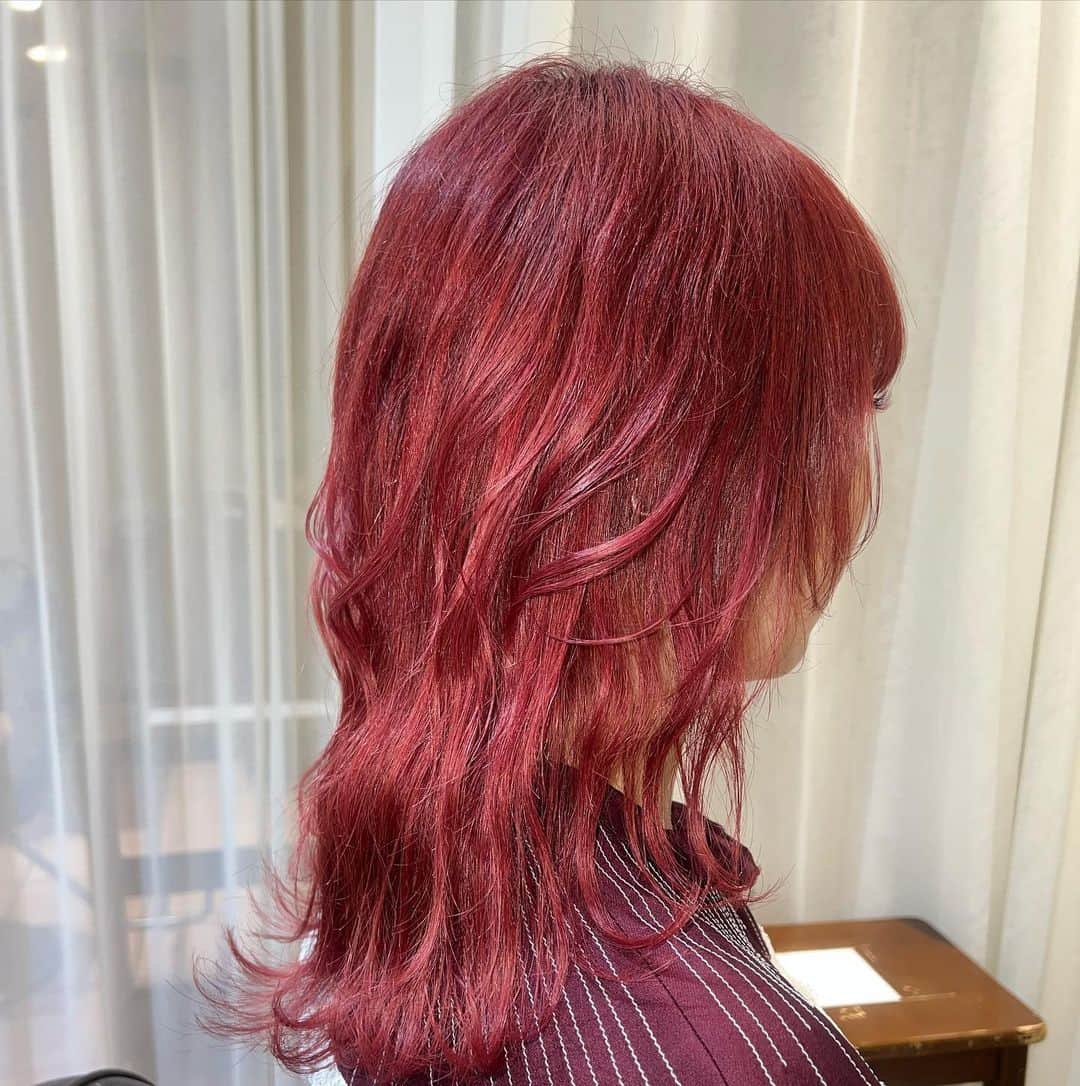 大森靖子さんのインスタグラム写真 - (大森靖子Instagram)「#赤髪　 色落ちする時にピンク色の堕ちてゆくように、とオーダーしたので、日々を終えて洗い流すことまで楽しみです。」7月1日 11時33分 - omorimori