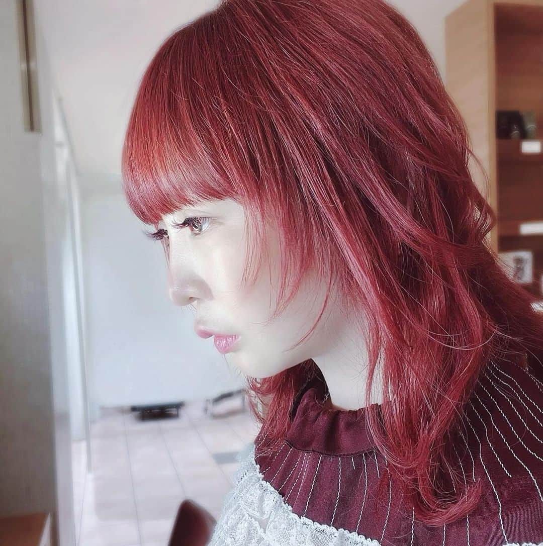 大森靖子のインスタグラム：「#赤髪　 色落ちする時にピンク色の堕ちてゆくように、とオーダーしたので、日々を終えて洗い流すことまで楽しみです。」