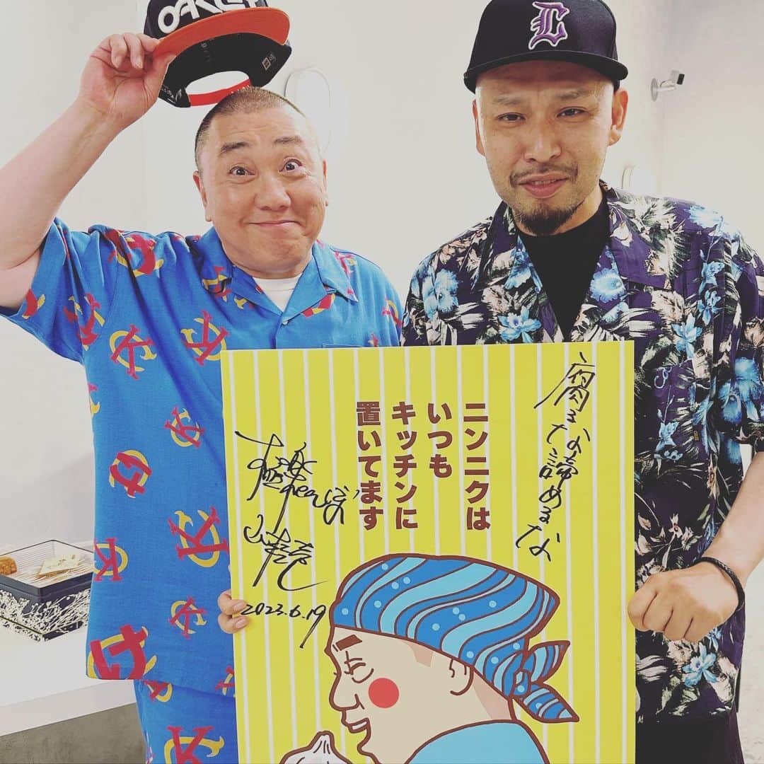 大江健次のインスタグラム：「7月はじまりました🔥 引き続き宜しくヤーマンす🔥  けいちょんカフェあざした🔥 ほんと最高でした🔥 お客さんと触れ合うの楽しすぎる🍝 軍団山本&けいちょんファミリー&大江兄弟&味噌社長🔥 マジでマキシマムBIG UP🤝❣️  山さんに出会って初めて『サイン書いてください！』って言っちゃったす😆パネル家宝確定💎✨  これからも腐らず諦めず、めでてー方角目指して全ツッパします🔥  #こりゃめでてーな #mckj #けいちょんチャンネル #けいちょんカフェ #地獄の八期生 #和膳二代  #味噌最高 #ヒェ」