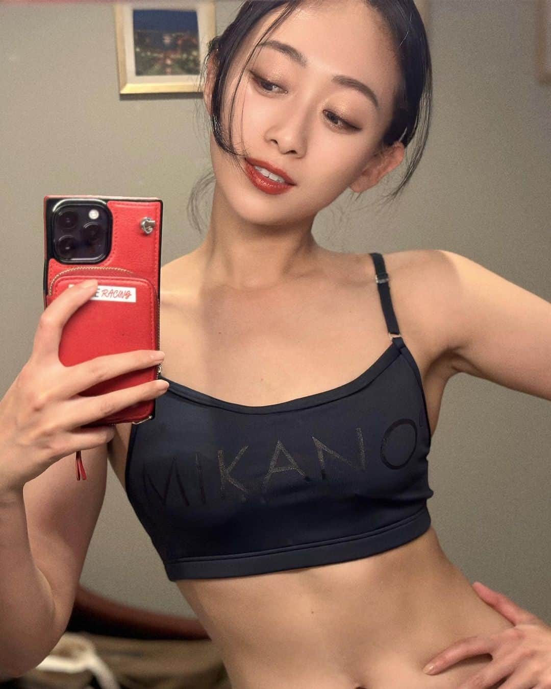 梨衣名のインスタグラム：「My fav fitness wear❤️🩷🤍 @mikalance   着心地の良さは抜群によくて こだわり抜いた素材とデザインの種類は 撮影していてもワクワクしっぱなし😆  朝イチの🌊ロケで，全員元気良くて楽しかったなー  最新の私のインタビューが、 @mikalance HPにて掲載中です！ 【Happy Wellness Interview】 是非ともチェック✅してね！  撮影で地方泊まり行く時は必ず安定のライスフォース @riceforce 鞄に忍ばせるよ！ 化粧水を顔塗ったあと手に余ったのをそのまま首や肘に塗る癖ある🤣 ライスフォースミニサイズ可愛い😍❤️  #happywellnessinterview #secretofhappylife #mikalance #mikano」