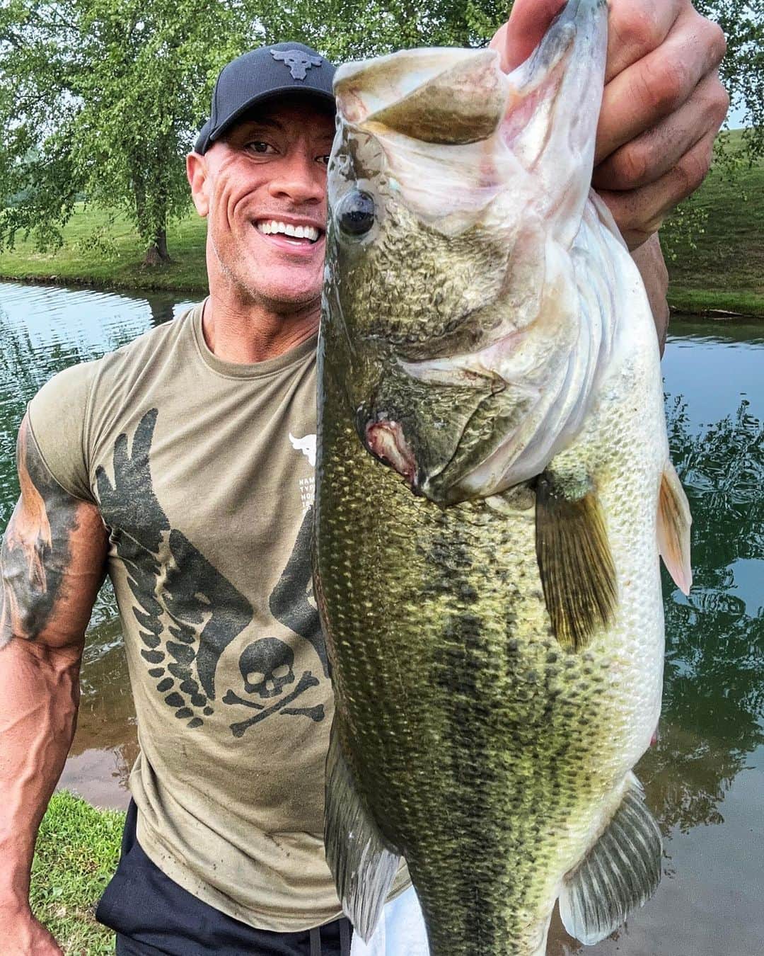 ドウェイン・ジョンソンのインスタグラム：「🎣 🐷  #mysantuary #manafarm #hawgheaven」