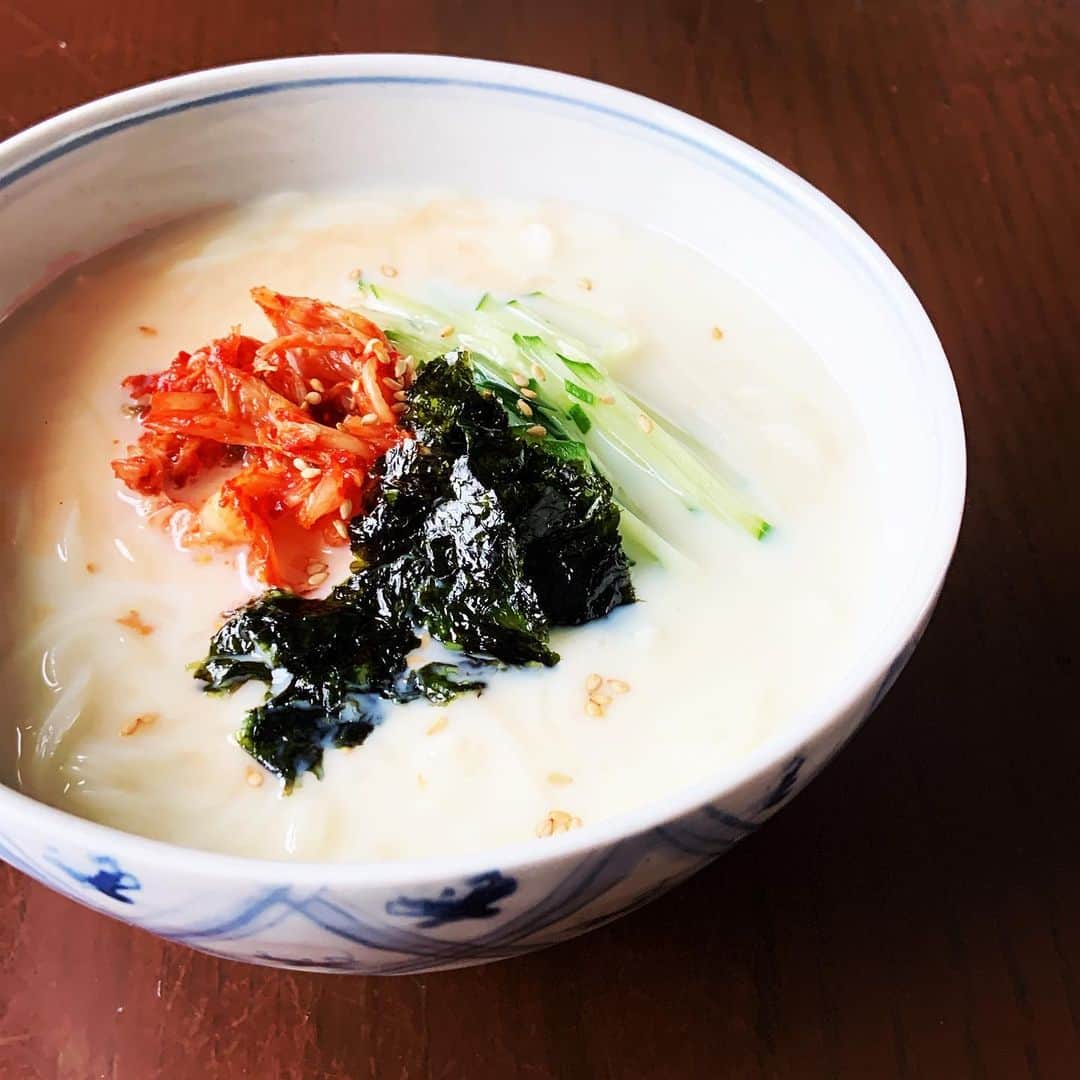 のインスタグラム：「じめじめ蒸し暑い土曜日。 お昼にさっぱりコングクス風そうめん。 韓国の夏の風物詩、豆乳で食べる冷たい麺を豆乳（無調整）に白だしで簡単に。さっぱりまろやかでするするとお腹に収まる。普通の素麺より少し太めでしっかりコシのある半田の手延べそうめんがぴったり。この夏のギフト用に昨日注文の予約がスタートした @arikoya_official の白だしと芝製麺の手延べそうめんのセットなら簡単に作れちゃいます。夏の食卓にいかがでしょうか？ ストーリーズ、プロフィールにあるリンク先から飛べますのでぜひ、ご利用ください！  #コングクス風そうめん  #半田手延べそうめん  #白だしレシピ @shibaseimen」