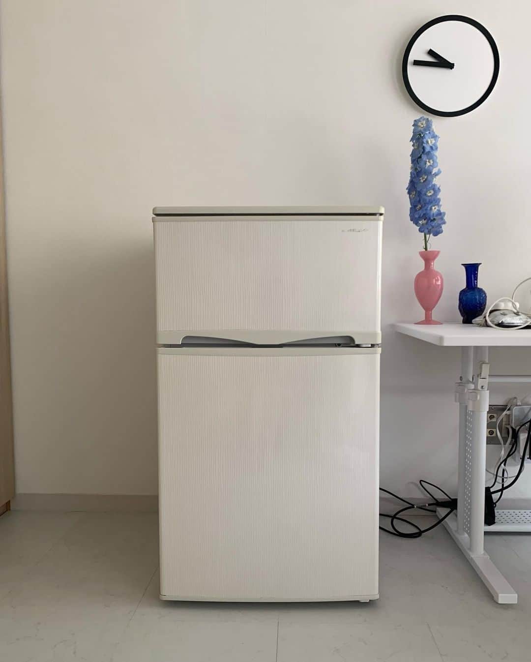 尾島沙緒里さんのインスタグラム写真 - (尾島沙緒里Instagram)「冷蔵庫が冷蔵庫‼️って感じだったので、タイルシールを貼ってDIYしました🔨  冷蔵庫は賃貸に備え付けのもので、かつ隠せるようなスペースもなかったので...写真に映り込む時に綺麗に見えれば良いので、現状のベストを尽くせたと思います  タイルシールはタイルっぽさがある程高額になるので、私はこちら⬇️を使用 一般的なタイルシールだと、冷蔵庫全面に貼って10万円のところ▶️1万円で済みました https://item.rakuten.co.jp/zakka-elements/61730-8/?s-id=ph_sp_itemname  冷蔵庫にステッカーなど貼る時は、メーカーによって貼って良い場所/ダメな場所や、放熱力が下がって冷蔵庫が暖まりやすくなり電気代が上がる...と言った場合があるので、しっかり確認してください☺️ 流石に今時の冷蔵庫で、ステッカー貼った位で発火はないだろうという意見が一般的だけど...  私もこの機会に家財保険見直しました笑 ⁡ ⁡ #一人暮らしインテリア#ひとり暮らしインテリア#マイルーム #シンプルインテリア#韓国インテリア #カラフルインテリア #ルームツアー #シンプルな暮らし#キッチンインテリア #冷蔵庫リメイク #キッチンdiy  ⁡ 他の投稿はこちら ▷▷▷@ojimasaori__newscaster」7月1日 18時00分 - ojimasaori__newscaster