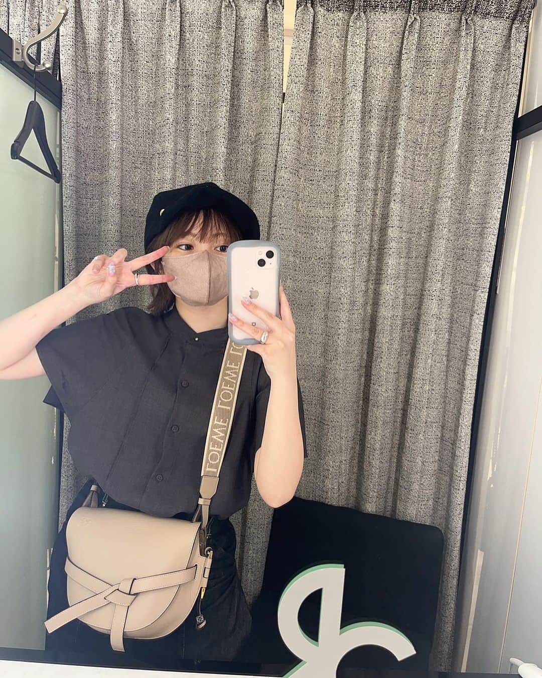 あや猫のインスタグラム：「4ヶ月ぶりに美容メンテでthe roppongi clinicに行ってきました🙆🏻‍♀️⁣ @the_roppongi_clinic  ⁣ この日はボトックスday。⁣ ⁣ まだ2日しか経ってないので、効果はこれからなんだけども☺️⁣ （ボトックスは即効性ないので）⁣ ⁣ 2週間後くらいが楽しみ👶🏻⁣ ⁣ だいたい3ヶ月くらいで効果が切れるから、そのタイミングでクリニックに行ってます。⁣ ⁣ 今回は、いつもやってもらってる箇所を👍🏻⁣ ⁣ 夏の汗の不快感が嫌なので脇、⁣ 目尻の小じわ、力んで下がりやすい口角や、エラ、耳下腺、眉の筋肉の左右差も気になるから、そこにも毎回やってますよん。⁣ ⁣ あとは前回から追加したタレ目ボトックス！⁣ 目尻の白目がナチュラルに拡張されて目が柔らかく大きく見えるんですよ〜🥹⁣ やったかやってないか、分からない位のナチュラルな変化なんだけどそれがいい。⁣ ⁣ ⁣ 今の時期、私は脇ボトはめちゃくちゃおすすめしたくて、、🙆🏻‍♀️⁣ 夏場ほんと快適になるからみんなやるべし。⁣ ⁣ 脇はサラサラ、匂いも気にならなくなるから今打って夏の終わりくらいまでは快適に過ごせます。⁣ ⁣ 定期的にやってる美容メンテについてでした👍🏻⁣ ⁣ ┈┈┈┈┈┈┈┈┈┈┈┈┈┈┈┈┈┈┈┈⁣ #美容クリニック #theroppongiclinic #ザロッポンギクリニック #ザロク #ボトックス #脇ボトックス #美容メンテナンス」