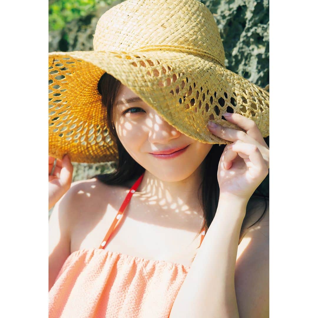 田丸真佑のインスタグラム：「先行カット第7弾が公開になりました! こちらはグアムのビーチで、傍にあった岩場で撮影した１枚です。 この日も雲がほとんどない快晴で、青い海、青い空にピンクのドレスが映えていました。この後水着姿になって撮影したのですが、まさにアイドルグラビアの王道のようなシーンが撮れました。  #田村真佑1st写真集 #恋に落ちた瞬間  #田村真佑写真集恋に落ちた瞬間」