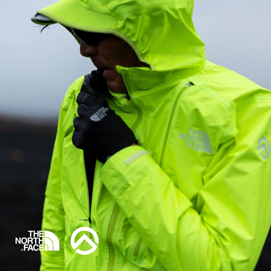 THE NORTH FACE JAPANさんのインスタグラム写真 - (THE NORTH FACE JAPANInstagram)「【GTX Trail Endurance Jacket】  防水透湿素材「GORE-TEX Paclite Plus」を採用した、カバーオール型の軽量なアウターシェルジャケット。 トレイルランニングパックを背負ったまま着脱できる特殊パターンを採用し、雨天に素早く対応可能。 左右の胸ファスナーはトレイルランニングパックにアクセスでき、ベンチレーション機能も兼ねています。 肌面は3Dプリント加工で、ドライタッチが持続。 アクティブなトレイルランニングシーンに活躍する1着です。  THE NORTH FACE Athlete @tsuyoshikaburaki   #ザノースフェイス #tnfjp #tnfrun #trailrunning」7月1日 12時00分 - thenorthfacejp