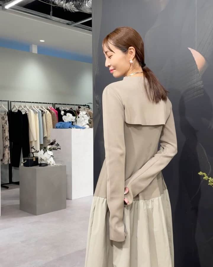 鈴木優美 のインスタグラム：「@jillstuart.jp 2023AW Collection💐 リブランディングして初めての秋冬のコレクション😍 #スワイプしてね  セットアップや、研ぎ落とされたモードフェミニンなアイテムで溢れていました✨ ジルらしい甘く繊細なテイストの世界観に、モードやヴィンテージが融合された新ジルは、私たちのようなジル世代とって今まさに着たい服🖤 シャツブラウスにセットアップスタイル、立体感のあるワンピース、とっても好みでした🔥 ラメニットやフォックスニット、レザーのバイカージャケットや小物も素敵💕 タイデザインのシャツブラウスと絶妙なカラーのフォックスニットをオーダーしようと思います✍️ 見返すほど可愛くて、追加してしまうかも… 皆さんの推しは？？？ . . . . . . . #JILL_23AW #JILLSTUART #ジルスチュアート #モードフェミニン」