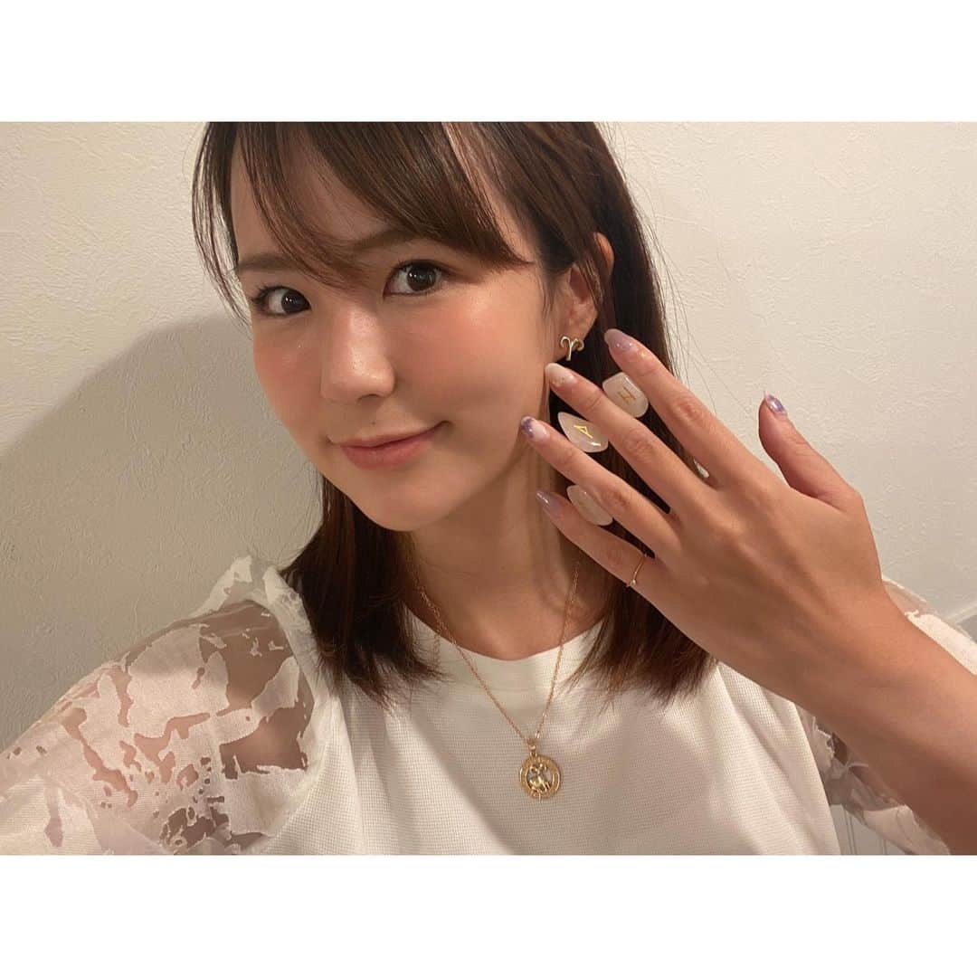 舘谷春香さんのインスタグラム写真 - (舘谷春香Instagram)「ずいぶん前の写真だけど♈️ 趣味の占い最近たくさんしてます🔮  私の占いの師匠ことますかたさんに弟子入りして多分1年半くらい…？今が1番いろんな人のこと見てます🔮  ついに占いで番組も呼んでもらって！ 文化放送の長谷川太のスポーツギャラクシーで長谷川アナと久保アナを占いました🔮  仕事の控え室とかいろんなところで占ってる🔮🌟 当たるかは知りませんが(無責任)👼  最近西洋占星術だけじゃなくてルーン占いも学び始めました🥹  もっと勉強して色々見られるように頑張ります🌸  #占い #占い師 #占い師になりたい #占い勉強中 #西洋占星術 #星占い #占星術 #ルーン占い #ルーン文字 #占い好き #占い好き女子」7月1日 12時01分 - tty0250hrk