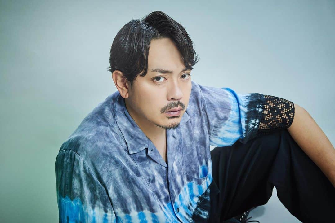 月刊EXILEのインスタグラム：「EXILE TRIBE MAGAZINEを更新！  EXILE TRIBE MAGAZINEにて、2部作連続で公開の映画『セフレの品格 初恋』(7月21日(金)公開)、『セフレの品格 決意』(8月4日(金)公開)で主演を務める青柳翔のインタビューを公開✨役どころや城定監督とのエピソードなどについて、さらに7月2日(日)から放送開始のドラマ『CODE－願いの代償－』についても話を聞きました📸  #EXILETRIBEMAGAZINE #青柳翔 #セフレの品格 #CODE  ※記事の一部は会員登録なしでもご覧いただけます。」