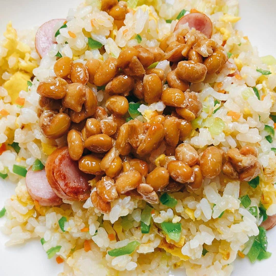 トテンのインスタグラム：「あさごはん。 私の納豆チャーハンは、いつの頃からかあとがけ。  納豆菌がどうこうと言うより、思ってる以上に部屋が臭くなることに気付いてしまったからです😂」