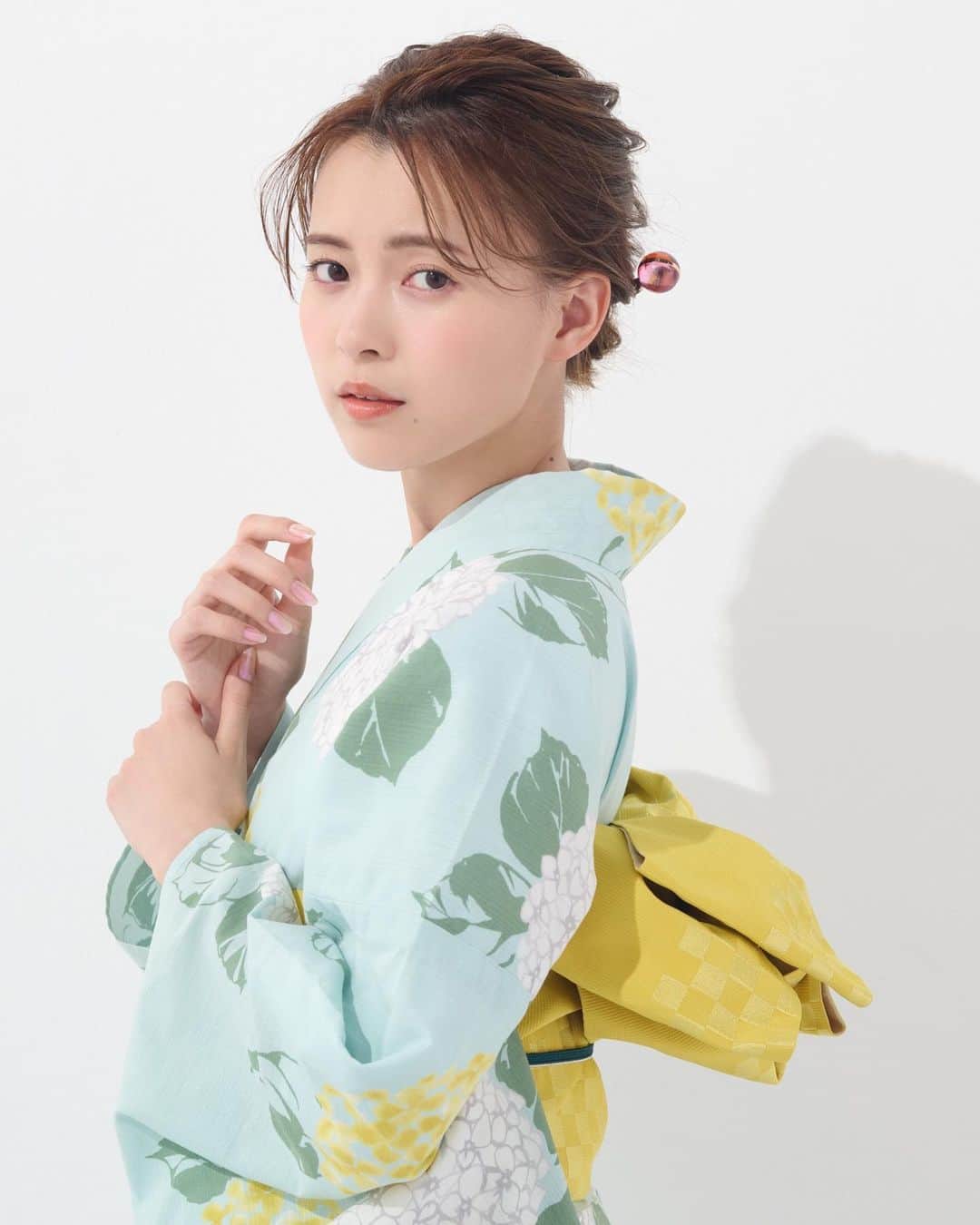 新條由芽のインスタグラム：「MAQUIA ONLINE 浴衣ヘアアレンジの記事に掲載されています！  夏といえばお祭り！浴衣！ すっきりまとまった可愛いヘアでした🥺 私も挑戦したい💪  ぜひご覧ください！  https://maquia.hpplus.jp/hair/news/83322/」