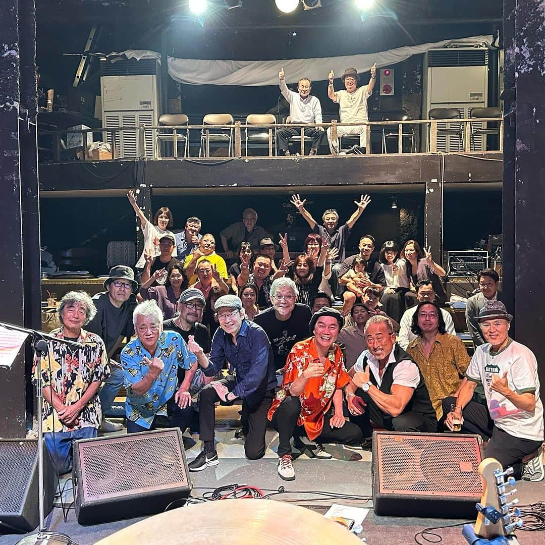 角田信朗さんのインスタグラム写真 - (角田信朗Instagram)「大森隆志デビュー45周年記念LIVE🎸  in 甲府・桜座🌸  素晴らしい音楽の一夜の夢が弾けました💥  ギター🎸大森隆志💫  サックス🎷包国充💫  キーボード⌨️田辺裕己彦💫  ドラムス🥁上野義雄💫  ベース🎸六川正彦💫  あっと驚く超大物ミュージシャンの皆さんとのコラボレーションは  この後とんでもない夢のお話に発展していきます‼️  近い将来  皆さんに発表できる日を楽しみに  また修行のスタートです‼️ . . #大森隆志  #包国充  #六川正彦  #田辺裕己彦  #上野義雄  #桜座  #サザンオールスターズ  #ピザハット  #ほけんの窓口」7月1日 12時04分 - kakuda_nobuaki