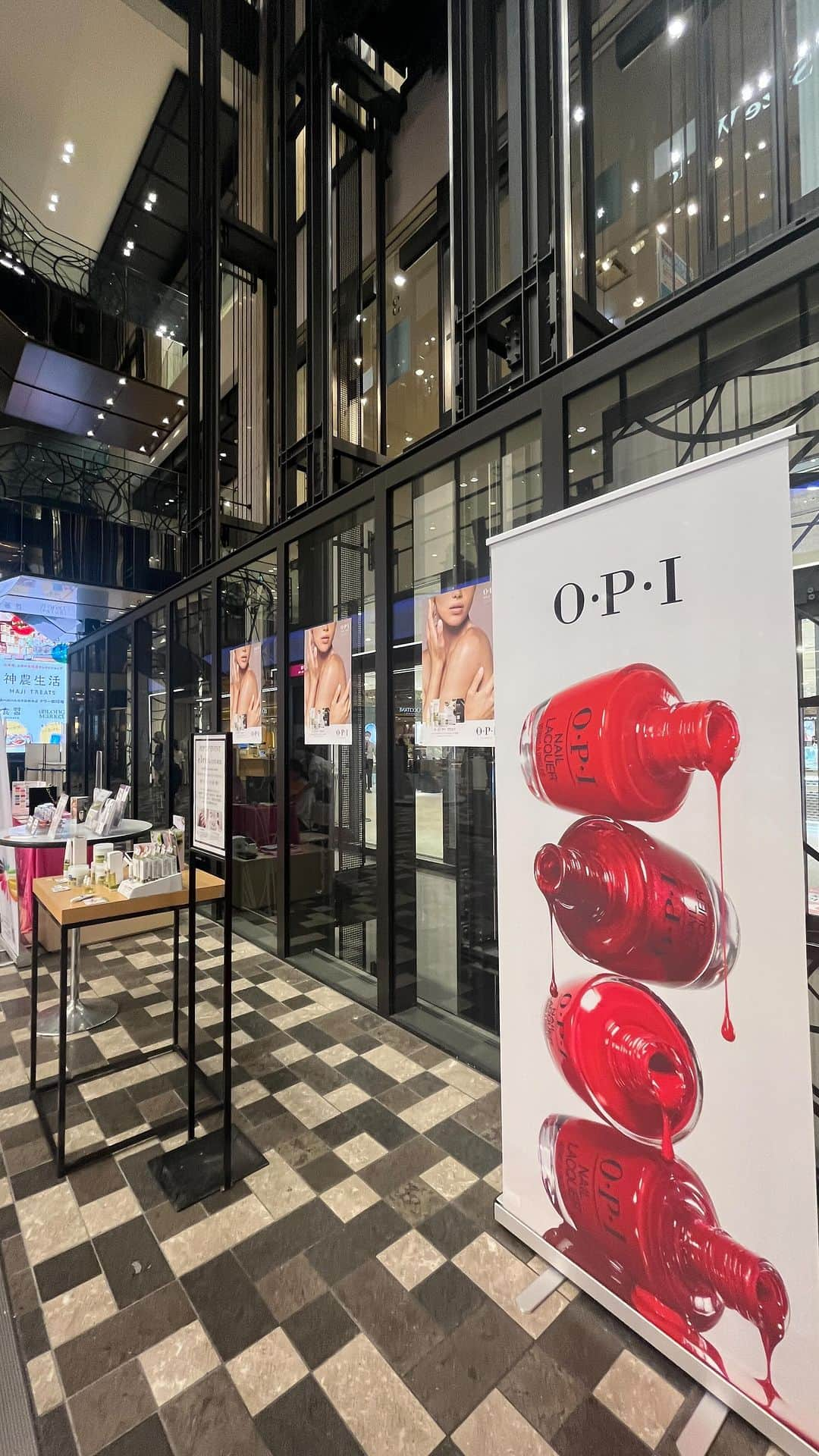 山名未紗のインスタグラム：「POP-UP 始まりました✨✨  ・・・ ・  ／ 　カラー診断 　OPI プロスパ ＼  elro by LUX BOX 　　　POP UP EVENT  ◎7月1日(土)〜7月2日(日) 　10:00〜20:30 ◎2階 ウエルカムガレリア（センターエレベーター横）  ——————————————————  「ネイリストが選ぶネイリスト」 全国１位に選ばれた人気ネイリスト、 山名未紗氏 が監修するサロン "elro by LUX BOX"。  ⁡あべのハルカス2Fウエルカムガレリアにて POP UP EVENTを開催します！🌟  EVENT会場では、世界的ブランド〈OPI〉の プロスパ ホームケア商品の販売のほか、 イエベ・ブルベ15分無料診断など イベント限定のお得な特典もご用意！  また、 @misa_yamana #山名未紗 氏が 下記の時間にPOP-UP会場に来店します💓 7月1日(土) 2日(日) 12:30〜13:30 / 17:30〜18:30 ⁡ 皆様のご来場を心よりお待ちしております♩ ⁡ ——————————————————   ☑︎EVENT  ①イエベ・ブルベ 15分診断が無料！ 　すぐに活かせる「リップチェックシート」 　「イエベブルベファイル」をプレゼント♪🎁 　 　15分無料診断の先行WEB予約受付中❗️ 　※先行予約は6/30まで 　ご予約は、画像最後のQRコード or こちらのURLから↓ ▶︎　https://beauty.hotpepper.jp/kr/slnH000614723/ ⁡ ⁡ ②〈OPI〉プロスパ ホームケア商品を 　5000円以上お買い上げのお客様に 　「OPIハンドパック」プレゼント！ ⁡  ③ ご新規様限定 　10％OFFクーポンプレゼント！ 　※クーポンは施術にのみご使用いただけます。  ——————————————————  ☑︎SHOP情報 　あべのハルカス近鉄本店 　タワー館4階「elro by LUX BOX」  「ネイリストが選ぶネイリスト」 全国１位に選ばれた人気ネイリスト、 山名未紗氏 が監修するサロン。 ⁡ カラー診断、ネイルケア、ジェルネイル、 イクステンションまで ネイル技術を集約したスペシャルサロンです。  ⁡ ——————————————————」