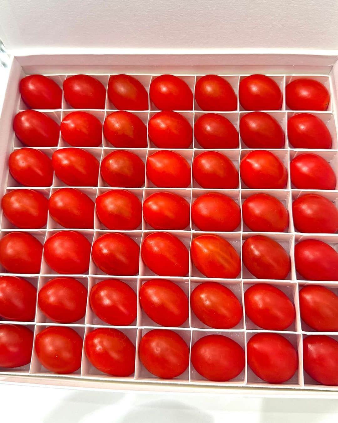 #ぶらエディターズ GINZA SIX オフィシャルさんのインスタグラム写真 - (#ぶらエディターズ GINZA SIX オフィシャルInstagram)「OSMIC FIRST B2F @osmic_foods   一粒口にしたら、「これがトマト？」と誰もが驚く究極の甘さを誇るフルーツミニトマトブランド、OSMIC FIRST（オスミック ファースト）をご存知でしょうか？🍅✨   収穫後に一粒一粒センサーで糖度を測定し、11度以上を満たす高糖度のフルーツミニトマトだけを提供するオスミック ファーストは、今までGINZA SIXで2回のPOP UP STOREを開催👏🏻その度に多くの反響と好評を得て、ついに常設店が6/24（土）にOPENしました（📹1枚目）！🎉   オスミック ファーストは、代表の中川英之さんが日本の農業の商慣習や流通方法に疑念を抱いたことからはじまります🍅🌱   「一般的に美味しい野菜とは、旬の野菜を指します。旬の食材は生産量が多いので値段が安く、逆に旬ではない季節は値段が高いという構図は、誰もが当たり前のように思っているかもしれません。でもそれでは“美味しい”という価値は、どこに行ってしまったのか。“美味しい”ということがきちんと価値として認められていないことに、疑問を抱きました」。   そうして中川さんは「圧倒的に美味しいものを、正当な価格で価値として消費者に届けたい」という想いで、特殊技術と手間暇をかけることによって、野菜とは思えないほど甘い高糖度のオスミックトマト（📸2枚目・📹3枚目）を開発🍅🌿美味しさの秘密は、ゼロから開発した土「オスミックソイル」にあります。高密度の微生物を配合した土を使うことで、野菜本来が持っている美味しさが強く現れ、遺伝子操作やケミカルなものを加えることなく高糖度のミニトマトを栽培することに成功したのです✨   大事に育てられたトマトは、一粒一粒糖度を測定して、糖度11度の「PRINCESS」（450g 税込5,940円）、わずか2%の収穫量だという糖度12度の「QUEEN」（450g 税込8,100円）、1000粒に1粒という0.1%の収穫量の糖度13度の「GRAND QUEEN」（250g 税込10,800円）の3つに分けられて販売されています🙌🏻   「通常の市場では野菜の美味しさは関係なく、重量で今日はいくらです、と価値が決められます。でも私たちは目ではわからない“美味しさ=甘さ”を測るために、全量センサーを通して糖度を計測。たった1度でも価値が違うと信じて、プライスに見合った甘さを約束するトマトを、直接みなさまにお届けしています」。   3つの糖度のトマトは、贈り物にぴったり！と好評のジュースとしてもそれぞれ展開(📸4枚目・180ml 税込2,160円〜720ml 税込21,600円）👏🏻❣️砂糖・塩などはもちろん、水も一滴も加えず、トマトの味をダイレクトに感じられるストレートジュースとなっています😳👍🏻また特別な日や贈り物には、糖度13度の「GRAND QUEEN」シリーズ（📸5枚目・ジュース 720ml 税込21,600円、トマト 250g 税込10,800円)がおすすめです✨   「GRAND QUEEN」のトマトは、土日に数箱入荷、平日は入荷がない日も多いという、出会えたらラッキーな幻の一品🍅💎✨桐箱と風呂敷も用意しているので（📹6枚目・720ml 税込24,840円、📹7枚目・250g 税込12,960円）、お中元やお祝いなどの贈答品として、喜ばれること間違いなしです💝   さらに前回のPOP UP STOREでは展開のなかったメニューが加わった、ラグジュアリースタイルのフローズンフードも見逃せません（📹8枚目)🍽️👀注目は、本格的な広東料理の名店、赤坂璃宮の総料理長・譚澤明シェフ監修よる商品（📸9枚目）🧑‍🍳🍳オスミックトマトを使ったエビチリ（📸10枚左・税込4,320円）と黒酢肉団子（📸10枚右・税込1,512円）は、冷凍のまま10分間湯煎するだけですぐ食べられる、忙しい方には嬉しい品々✨最新の冷凍機で急速冷凍しているので、できたてに劣らない味が自宅で手軽に楽しめるのが、人気の理由です🍅💕   ほかにもイタリアンやカレー、デザートも豊富に揃うフローズンフード😋食べて初めて「冷凍食品だったの？」と気づく美味しさなので、贈り物はもちろん、手土産やホームパーティでのおもてなし料理、疲れた日のご褒美ディナーとしてもおすすめです🌟   食べたらその美味しさを誰かにシェアしたくなる、宝石のようなフルーツトマトに出会えるオスミック ファースト🍅✨店頭では試食も行っているので、ほかでは味わえない圧倒的な美味しさを、ぜひGINZA SIXで体験してみてください😊💖   ―― B2F ☎090-1734-5493 ――   #osmicfirst #オスミックファースト #osmicトマト #tomato #トマト #フルーツトマト #ミニトマト #tomatojuice #トマトジュース #冷凍食品 #dinner #ディナー #赤坂離宮 #中華料理 #記念日 #手土産 #贈り物 #お中元 #ginzasix_food #ginza #銀座 #ginzasix #ギンザシックス   @ginzasix_official」7月1日 12時10分 - ginzasix_official