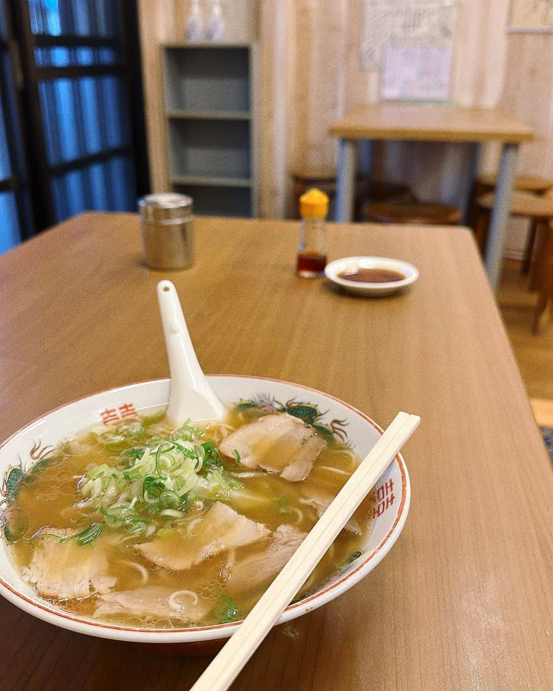 吉田怜香さんのインスタグラム写真 - (吉田怜香Instagram)「@notahotel_official  宮崎 あおしま  とにかくさいこう🍜  たぶん身軽でいるほうが性に合ってて 自宅の購入はイメージまだわかなかった私が 去年出会ったNOT A HOTEL。めちゃいい🤍 ふたつめの自宅的な場所。 （ホテルとしても予約できます）  いろんなところにあるのだけど、 アオシマめちゃよかったなあ。 東京から飛行機であっというまだったし たぶんこれから宮崎にちょこちょこ来るよ🤍🥭  アオシマのいいところも たくさんDMで教えてくれてありがとう🫶」7月1日 12時11分 - reikayoshida_