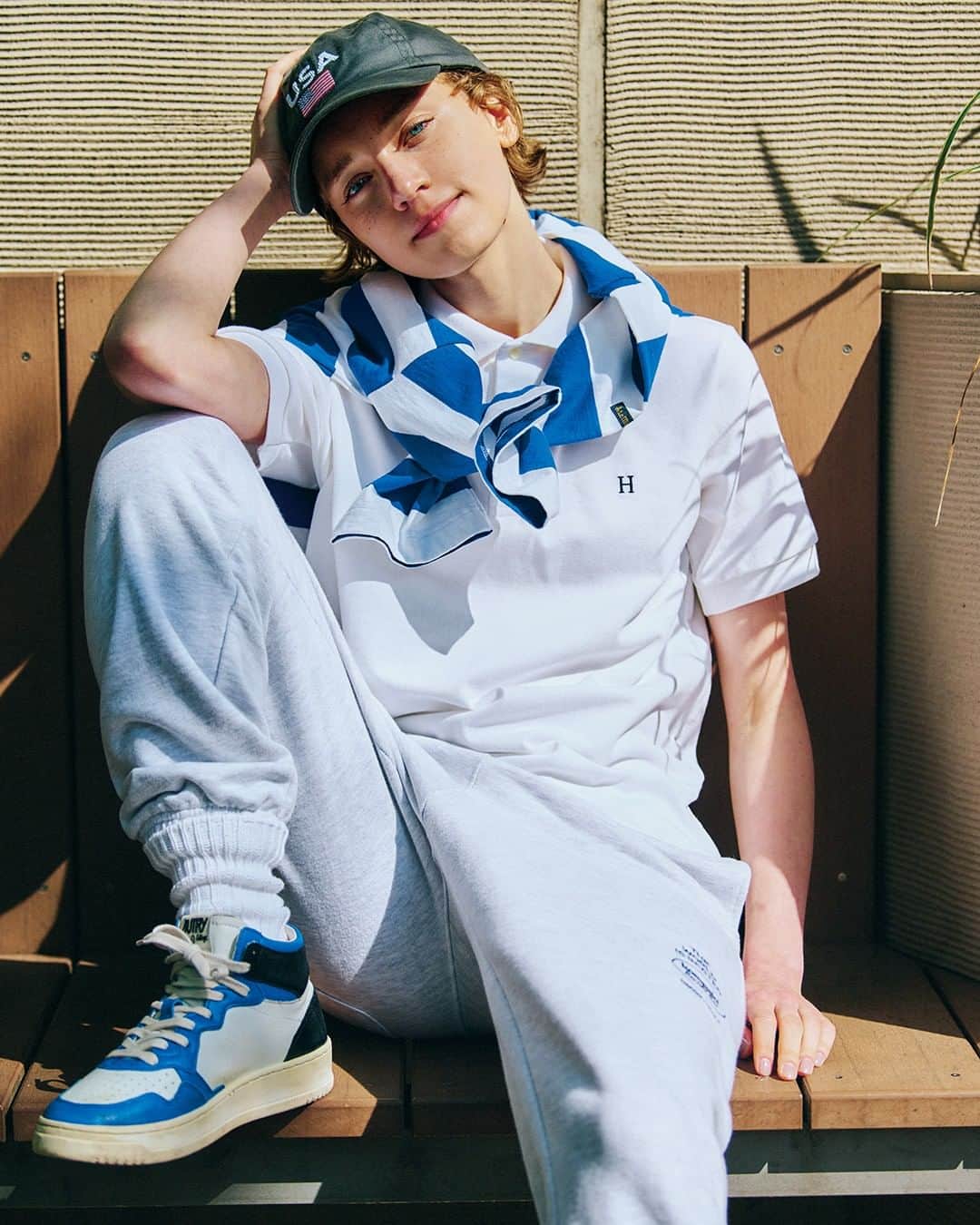 FUDGEさんのインスタグラム写真 - (FUDGEInstagram)「‣ ‣ ‣Anytime POLOSHIRT! ポロシャツ、ボーイに着る? ガールに着る? Tシャツより上品で、シャツよりもラフ。 この絶妙な塩梅を叶えてくれるポロシャツがNayaのユニフォーム。 色やサイズでガラリと印象が変わる、ボーイ&ガールの着こなし術をチェックして、この夏、ポロシャツにトライしてみない?  〔 PHOTO 01 〕 スカーフ&パールでガールスタイル 鳥の刺繍が施された《エル・エル・ビーン》のやわらかいピンクのポロシャツは1枚でも愛らしいけれど、ガールズムードをもっと盛り上げるべく、スカーフで追いピンクしてみるのはいかがでしょう?  おまけに首元でチラリとパールを覗かせれば、品と愛嬌が香るガールスタイルの出来上がりです。  ✔︎ #ポロシャツ 〰︎ L.L.Bean @llbeanjapan  ✔︎ #カート 〰︎ JOHN SMEDLEY @johnsmedleyknitwear.jp  ✔︎ #スカーフ 〰︎ JANE CARR @janecarr_official  ✔︎ #ネックレス 〰︎ CHERRY BROWN @cherrybrown2006  〔 PHOTO 02 〕 目の覚めるような赤を主役に ポロシャツを最初につくった《ラコステ》のクラシックモデルを嗜む。 オールインワンを腰巻きしたらワークなテイストが加わって、赤とピンクの組み合わせもボーイに仕上がる。 首元や足元にさりげなく白を加えて軽やかに。存在感のあるバッグやスニーカーで男の子っぽさを盛り上げて。  ✔︎ #ポロシャツ 〰︎ LACOSTE @lacoste  ✔︎ #タンクトップ 〰︎ MidiUmi @midiumi.official  ✔︎ #オールインワン 〰︎ journal standard luxe @js_luxe  ✔︎ #ニット帽 〰︎ KIJIMA TAKAYUKI @kijimatakayuki_official  ✔︎ #バッグ 〰︎ HUNTING WORLD @huntingworld_official  ✔︎ #ソックス 〰︎ ROTOTO @rototo_official  ✔︎ #シューズ 〰︎ New Balance @newbalance  〔 PHOTO 03 〕 キャップひとつでボーイスタイル 《ハリウッド ランチ マーケット》の白ポロシャツにスウェットパンツ。コジーなスタイルをボーイに味付けするならキャップがおすすめ。 キャッチーなロゴは視線UPが狙えて、チャコールグレーは装いの引き締め役を担ってくれる。 ブルーを要所に効かせ、爽やかな風を吹かせて。  ✔︎ #ポロシャツ 〰︎ HOLLYWOOD RANCH MARKET @hollywood_ranch_market  ✔︎ #スウェットパンツ 〰︎ KOMPAKT RECORD BAR × BEAUTY&YOUTH  ✔︎ #肩に巻いたカットソー 〰︎ Véritécoeur @veritecoeur_shop  ✔︎ #キャップ 〰︎ Competition Headwear  ✔︎ #ソックス 〰︎ ROTOTO @rototo_official  ✔︎ #シューズ 〰︎ AUTRY @autryactionshoes  - - - - - - - - - - - - - - - 『FUDGE』2023年7月号は『 All About Summer この夏、“かわいい”をアップデート』特集。全国の書店、コンビニ、webで人気販売中です！◎ ぜひ最新号をゲットして @fudge_magazine をタグ付けしてくださいね！  《FUDGEの他のアカウントも更新中》 ⌎men'sFUDGE @mensfudge ⌎snap @fudge_snap ⌎online store @fudge_online_store  ⌎friend @fudge_friend  ⌎coffee @fudge_coffee  #fudge #ファッジ #fudge_magazine #洋服好きな人と繋がりたい #服好き #おしゃれ女子 #おしゃれ好き #お洒落好き #お洒落女子 #シャツ #Tシャツ #靴 #くつ」7月1日 12時13分 - fudge_magazine