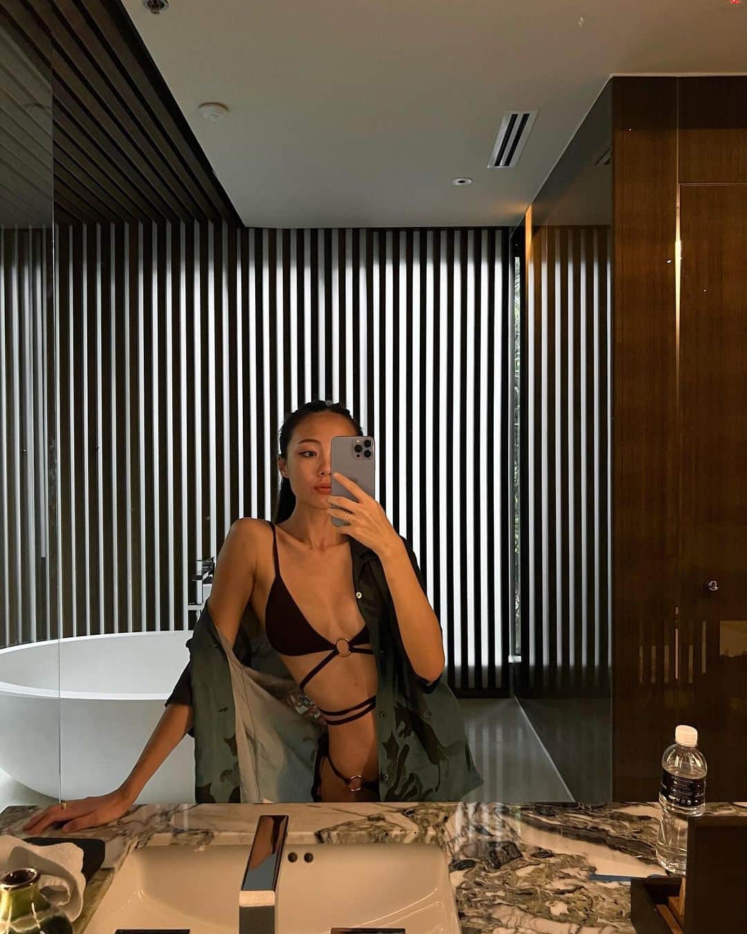 佐藤マクニッシュ怜子のインスタグラム：「boyfriend shirt 🐉  おすすめのiPhone case教えて📱」