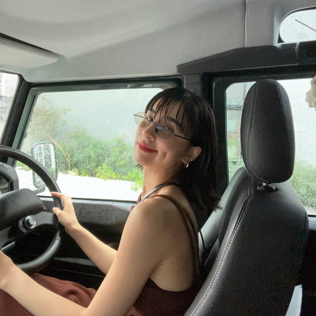 ラブリのインスタグラム：「🌂🤷‍♀️☂️🙆‍♀️」