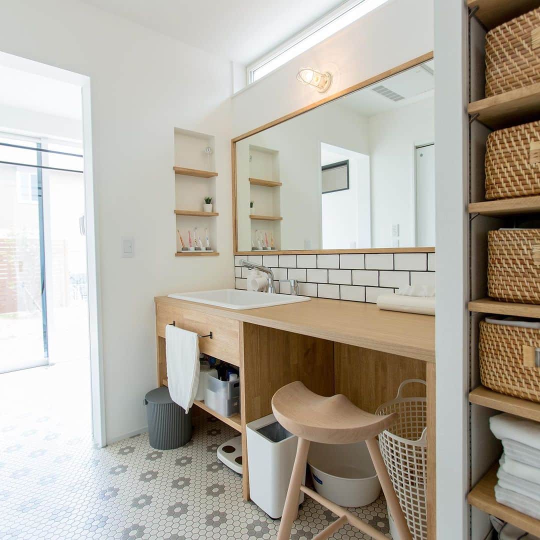ルポハウス一級建築士事務所さんのインスタグラム写真 - (ルポハウス一級建築士事務所Instagram)「・ ・ ・ 《伸びやかな環境を愉しみ尽くす家/甲賀市》  Wash room＿ 家事がはかどるランドリールーム。 スロップシンクがあると靴を洗ったり予洗い&つけおき洗いも可能。 アイアンハンガーやポップなクッションフロアなど、こだわりアイテムで楽しく家事ができます。 ・ ・ ・ 𓐌𓐌𓐌𓐌𓐌𓐌𓐌𓐌𓐌𓐌𓐌𓐌𓐌𓐌𓐌𓐌𓐌𓐌  ルポハウスの施工事例はこちらまで☞ @reposhouse  𓐌𓐌𓐌𓐌𓐌𓐌𓐌𓐌𓐌𓐌𓐌𓐌𓐌𓐌𓐌𓐌𓐌𓐌 #ルポハウス は#ちょっとかっこいい家 を"友人のために" という思いでつくっています。 一生に一度の#マイホーム。 「あなたにしかできない」×「ルポハウスだからできる」で、 私たちだけの#家づくり を思いっきり楽しんでみませんか？！ ・ ・ ・ #住宅 #注文住宅 #新築一戸建て #デザイナーズ住宅  #一級建築士事務所 #設計事務所 #滋賀県の設計事務所 #家づくりアイデア #マイホーム計画 #ランドリールーム #スロップシンク #カクダイ #hm1117 #サンゲツクッションフロア #アイアンハンガー #アイアンハンガーパイプ #洗面所 #造作洗面台 #名古屋モザイクタイル #マシア」7月1日 12時17分 - reposhouse