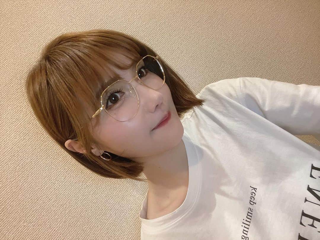 南キカのインスタグラム：「𝙬𝙚𝙡𝙘𝙤𝙢𝙚 7月🐈‍⬛⚡️  最近お肌の調子がいいのはなぁぜなぁぜ？ 左脚だけやたら蚊に噛まれてるのなぁぜなぁぜ？」