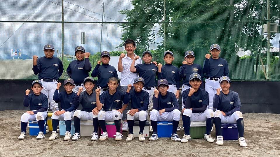 松山三四六さんのインスタグラム写真 - (松山三四六Instagram)「⚾️  松本南 リトルリーグに招かれて、 練習の合間の座学を共に☺️  少なくなって行く 野球少年たち。  それは、 この国においては みな同じ。  大人も一緒に 元気出して行こう😊  #野球　#リトルリーグ #座学」7月1日 12時21分 - sanshiroumatsuyama