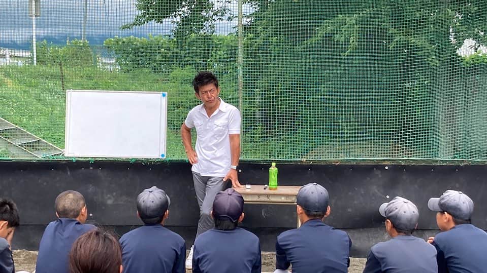 松山三四六さんのインスタグラム写真 - (松山三四六Instagram)「⚾️  松本南 リトルリーグに招かれて、 練習の合間の座学を共に☺️  少なくなって行く 野球少年たち。  それは、 この国においては みな同じ。  大人も一緒に 元気出して行こう😊  #野球　#リトルリーグ #座学」7月1日 12時21分 - sanshiroumatsuyama