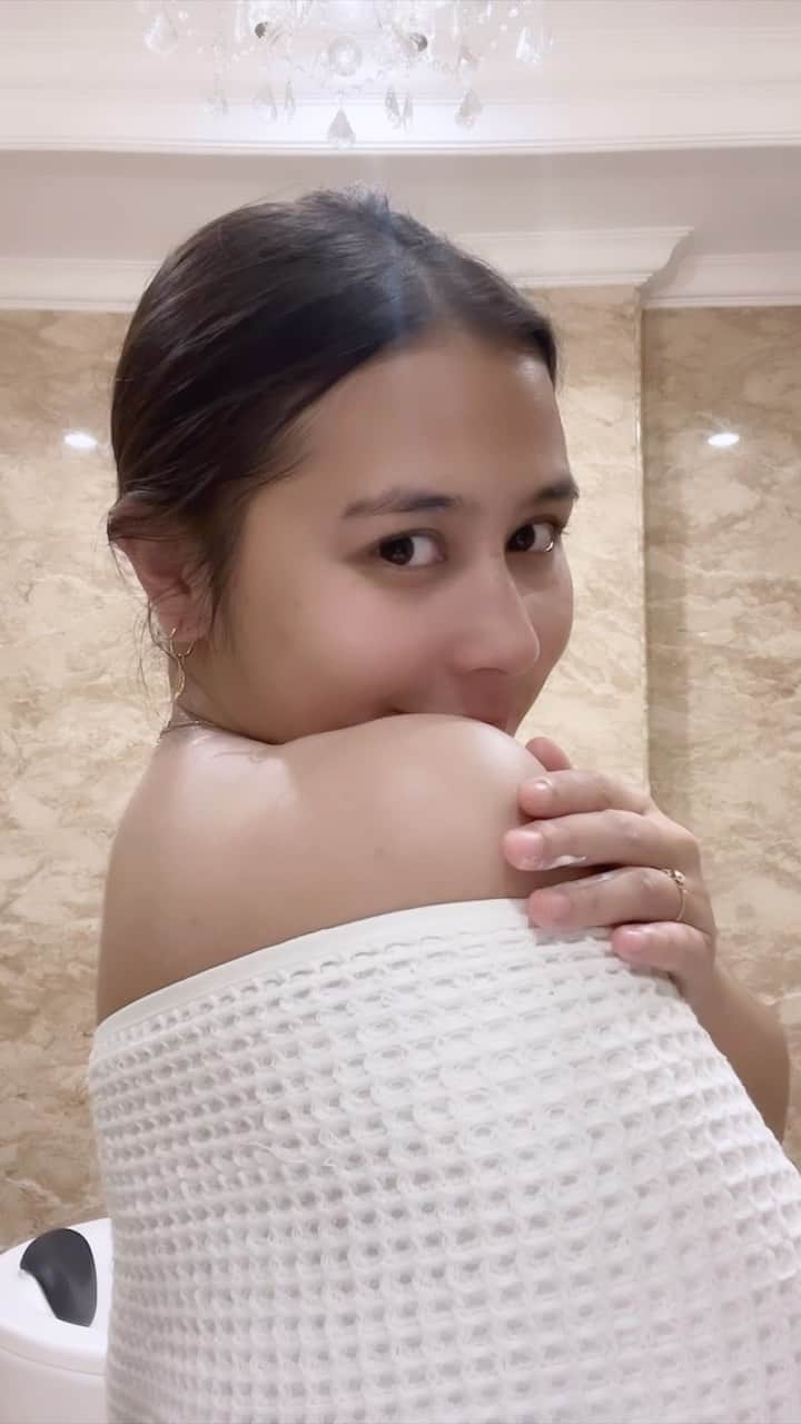 Prilly Latuconsinaのインスタグラム：「Night Routine! Kemarin banyak yang request bikin ini. So ini dia night routineku sepulang kerja. 💙💤」
