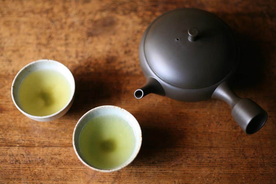 職人.comさんのインスタグラム写真 - (職人.comInstagram)「【お茶の歴史と煎茶】  ここ数年、海外で日本茶が注目されています。健康志向やオーガニック志向、または緑茶に含まれるカテキンの抗ウイルス作用などによるもののようです。最大生産国・中国の緑茶は、釜で炒って乾燥する釜炒り緑茶で、世界中で飲まれている多くは釜炒り緑茶になります。対して日本は、茶葉を蒸したのち、揉んで乾燥させる蒸し製緑茶が主流です。  中国から釜炒り茶が伝来するまで、日本での茶は、碾茶（てんちゃ）や挽茶（ひきちゃ）と呼ばれる、茶葉を粉末状にし湯に溶かして飲む抹茶のようなものでした。鎌倉時代後期から南北朝時代には、さまざまな寺が茶園を造って茶を栽培するようになり、禅寺を中心に喫茶の風習が広がり、その後しだいに武士階級へと普及しました。健康目的で飲まれることが多く、嗜好品として飲むことは少なかったとされています。室町時代や安土桃山時代には、足利義満、豊臣秀吉らが宇治茶を庇護したことから、武家の間で嗜好品としての茶が普及し、村田珠光、武野紹鴎、千利休らにより茶の湯（茶道）が生じ、楽しむようになりました。  江戸時代になると、庶民の間にも嗜好品としての茶の文化が広まります。1738年、宇治の農民であった永谷宗円（ながたにそうえん）が、新たな製茶法が編み出しました。それまで茶色をしていた煎じ茶が、15年に及ぶ研究の末作り上げた「青製煎茶製法」により、摘んだ茶葉を蒸し、揉む工程が入ることで、鮮やかな緑色を出せるようになったのです。これが日本における煎茶の標準となり、永谷宗円は「煎茶の祖」と呼ばれています。1778年、宗円は98歳で天寿を全うし、1952年に10代目の嘉男が「お茶づけ海苔」を開発、永谷園を創業しました。  煎茶の爽やかな香り、渋みと甘く柔らかい口当たりを存分に味わうために茶器を用意し、茶葉に合った淹れ方で飲むというスタイルは、日本の大切な文化です。お湯を注いで茶葉が開くまで待つことも含め、心が落ち着く時間になるのではないでしょうか？私たちがコーヒーを飲むときに、淹れ方やカップにこだわるように、海外でも日本の家庭と同じように、急須と湯呑みで煎茶が楽しまれているかもしれませんね。  すすむ屋茶店　急須 https://www.shokunin.com/jp/susumuya/kyusu.html 青龍窯　煎茶碗 https://www.shokunin.com/jp/seiryu/sencha.html 東屋　急須・湯冷まし https://www.shokunin.com/jp/azmaya/kyusu.html 藤木伝四郎商店　総皮茶筒 https://www.shokunin.com/jp/denshiro/ 白山陶器　平茶碗 https://www.shokunin.com/jp/hakusan/hirachawan.html  参考資料 https://shop.senchado.jp/blogs/ocha/20200207_417 https://www.maff.go.jp/j/pr/aff/2204/spe1_04.html https://ja.wikipedia.org/wiki/永谷宗円 https://ja.wikipedia.org/wiki/茶道  @shokunincom  #職人ドットコム #永谷園 #永谷園のお茶漬け海苔 #永谷園のお茶漬け #お茶づけ海苔 #煎茶 #すすむ屋茶店 #青龍窯 #煎茶碗 #釜炒り茶 #釜炒り緑茶 #蒸し製 #蒸製緑茶 #煎茶の歴史 #煎茶の祖 #藤木伝四郎商店 #東屋 #湯冷し #湯冷まし #常滑焼急須 #永谷宗円 #ながたにそうえん #白山陶 #平茶碗」7月1日 12時27分 - shokunincom